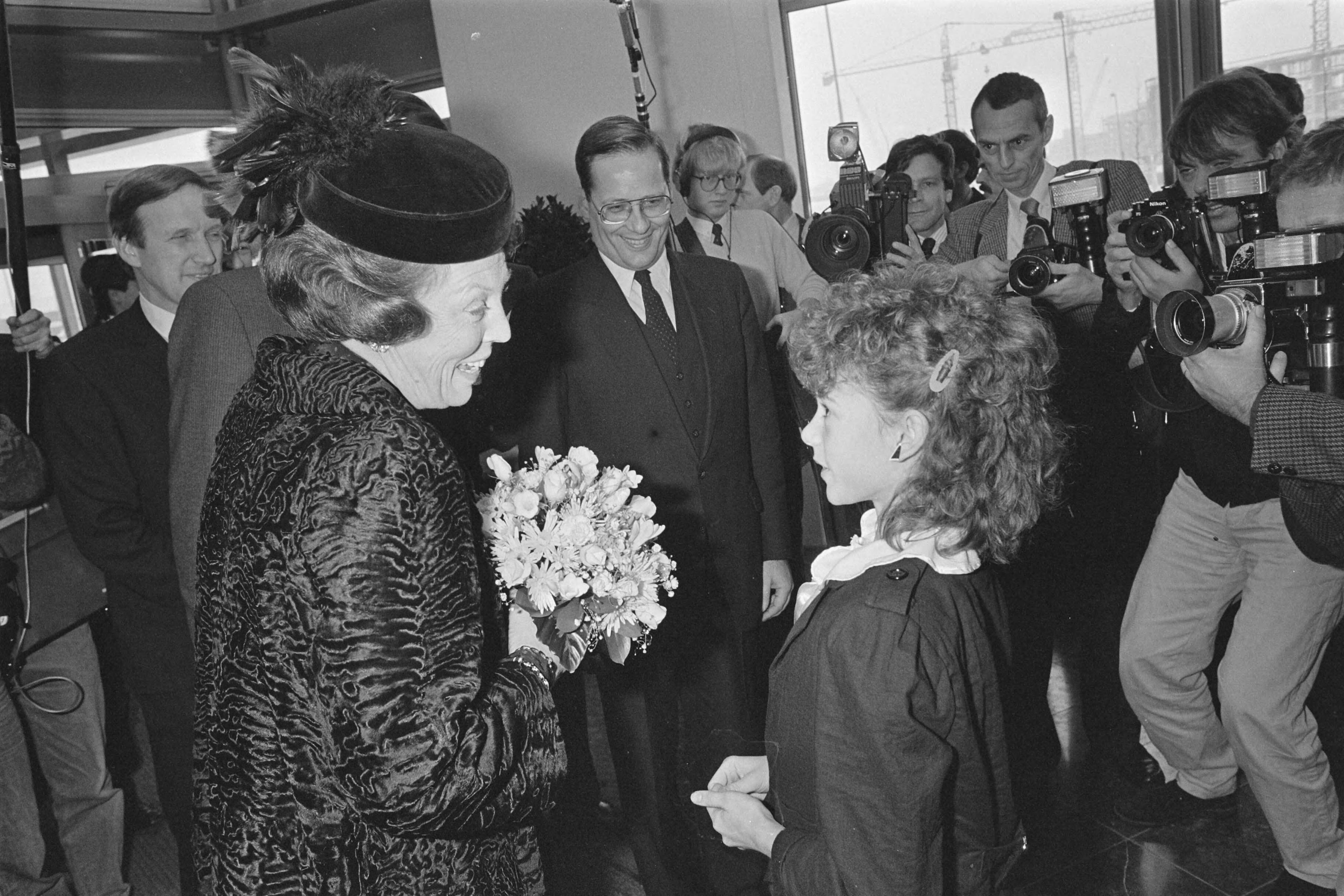 Fotocollectie Anefo — Koningin Beatrix opent het nieuwe Ministerie van O&W in Zoetermeer — Foto: Croes, Rob C. / Anefo. Licentie: Set B: Rechtenvrij / Publiek Domein. Bron: Nationaal Archief. http://hdl.handle.net/10648/ad41c354-d0b4-102d-bcf8-003048976d84