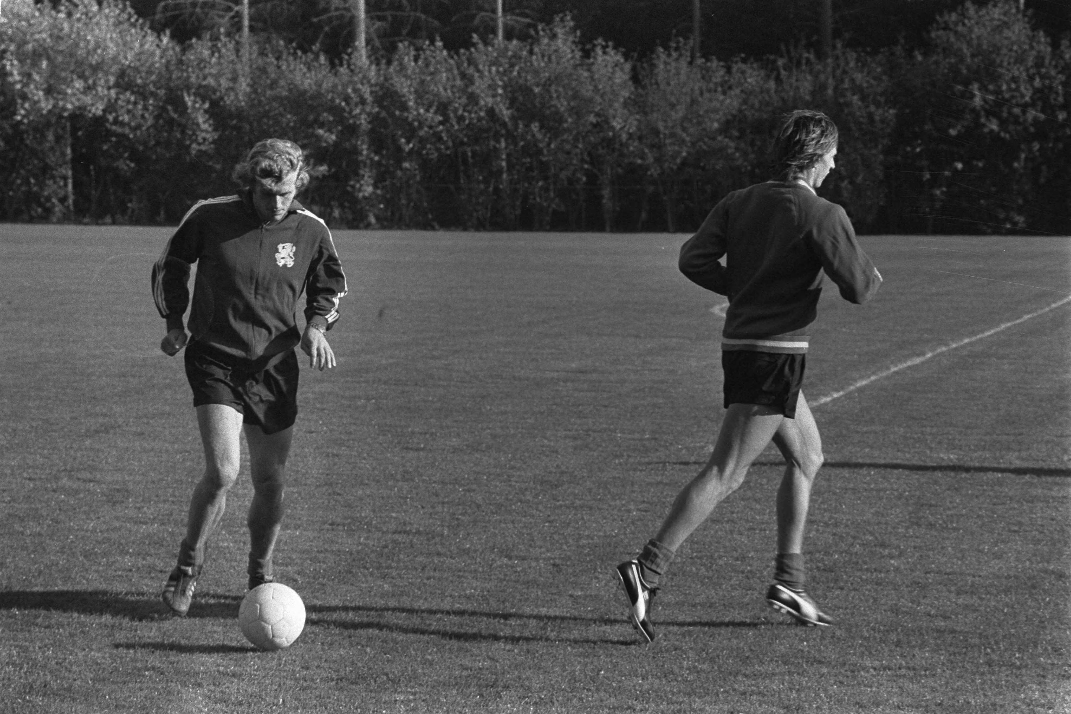 Fotocollectie Anefo — Nederlands elftal traint voor wedstrijd tegen DDR te Zeist — Foto: Evers, Joost / Anefo. Licentie: Set B: Rechtenvrij / Publiek Domein. Bron: Nationaal Archief. http://hdl.handle.net/10648/abd1e27e-d0b4-102d-bcf8-003048976d84