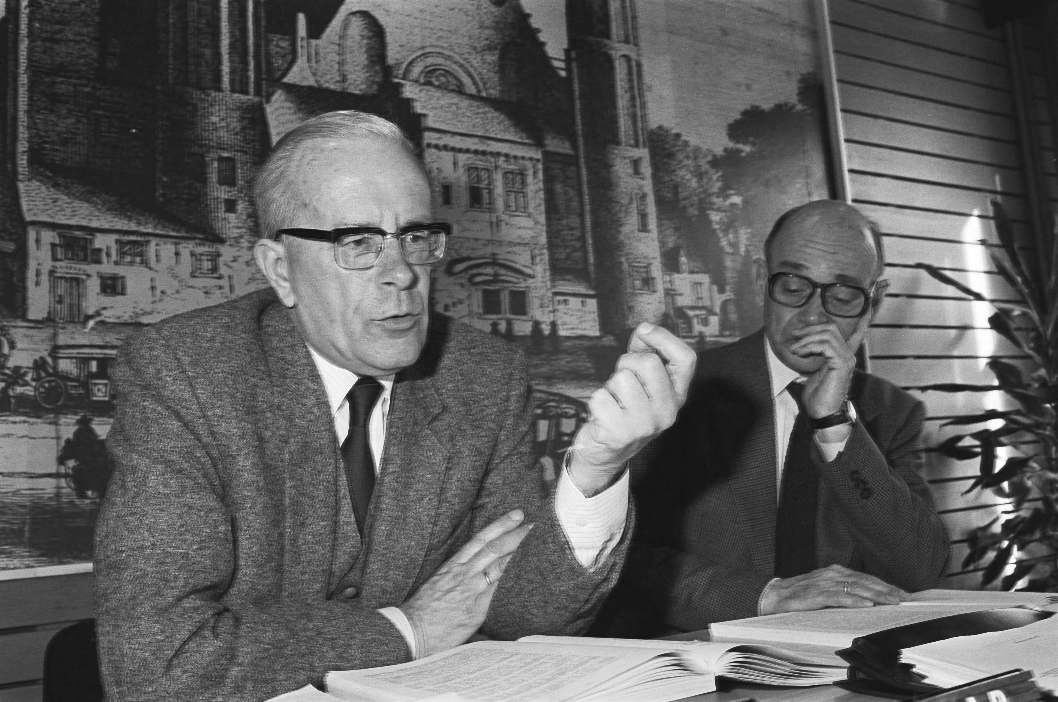 Fotocollectie Anefo — Jaarverslag Algemene Rekenkamer in Den Haag . Drs. H. Peschar (president) links en dhr. H. Munnikes tijdens de presentatie — Foto: Smirren, […] van / Anefo. Licentie: Set B: Rechtenvrij / Publiek Domein. Bron: Nationaal Archief. http://hdl.handle.net/10648/ad1427aa-d0b4-102d-bcf8-003048976d84