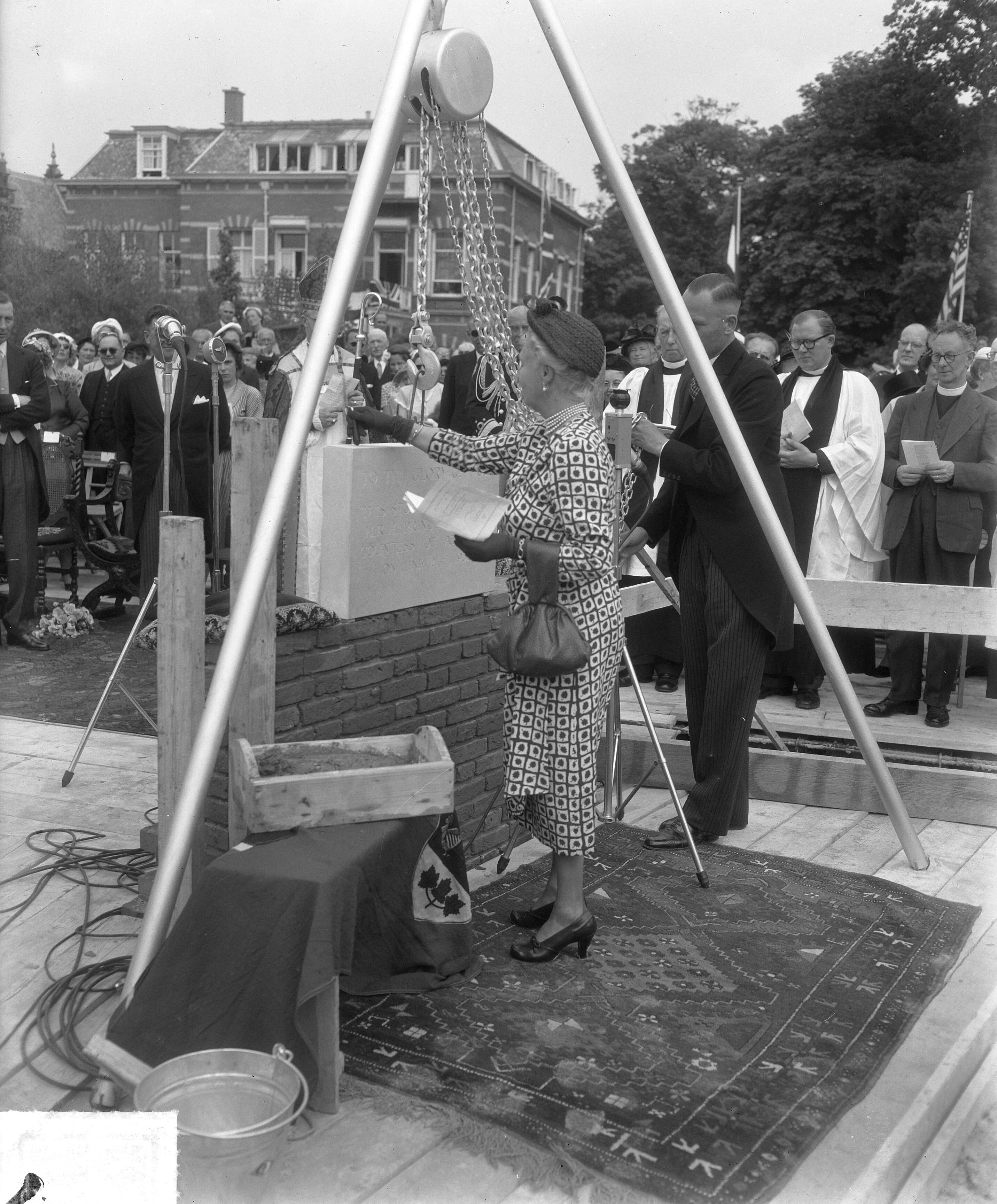 Fotocollectie Anefo — Eerste steenlegging voor de nieuwe Engelse en Amerikaanse Episcopale kerk aan de Riouwstraat te Den Haag, door Prinses Alice, gravin van Athlone — Foto: Duinen, H. van / Anefo. Licentie: Set B: Rechtenvrij / Publiek Domein. Bron: Nationaal Archief. http://hdl.handle.net/10648/a8ebd38a-d0b4-102d-bcf8-003048976d84