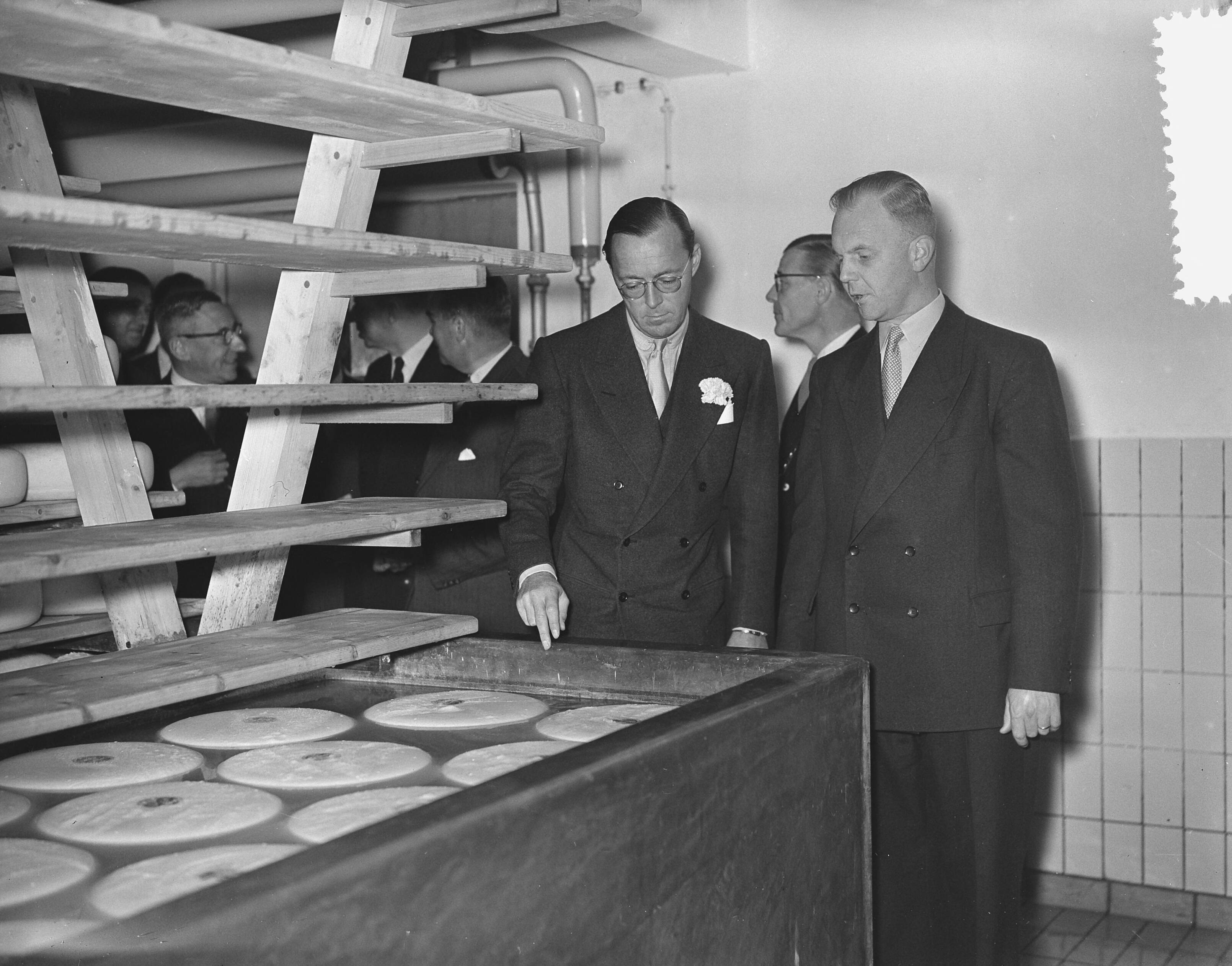 Prins Bernhard bezoekt West-Brabant — Prins Bernhard bezoekt industriegebied Etten-Leur. Bezoek aan Coop. Zuivelfabriek "De Hoop" te Etten — Foto: Bilsen, Joop van / Anefo. Licentie: Set B: Rechtenvrij / Publiek Domein. Bron: Nationaal Archief. http://hdl.handle.net/10648/a93c2826-d0b4-102d-bcf8-003048976d84
