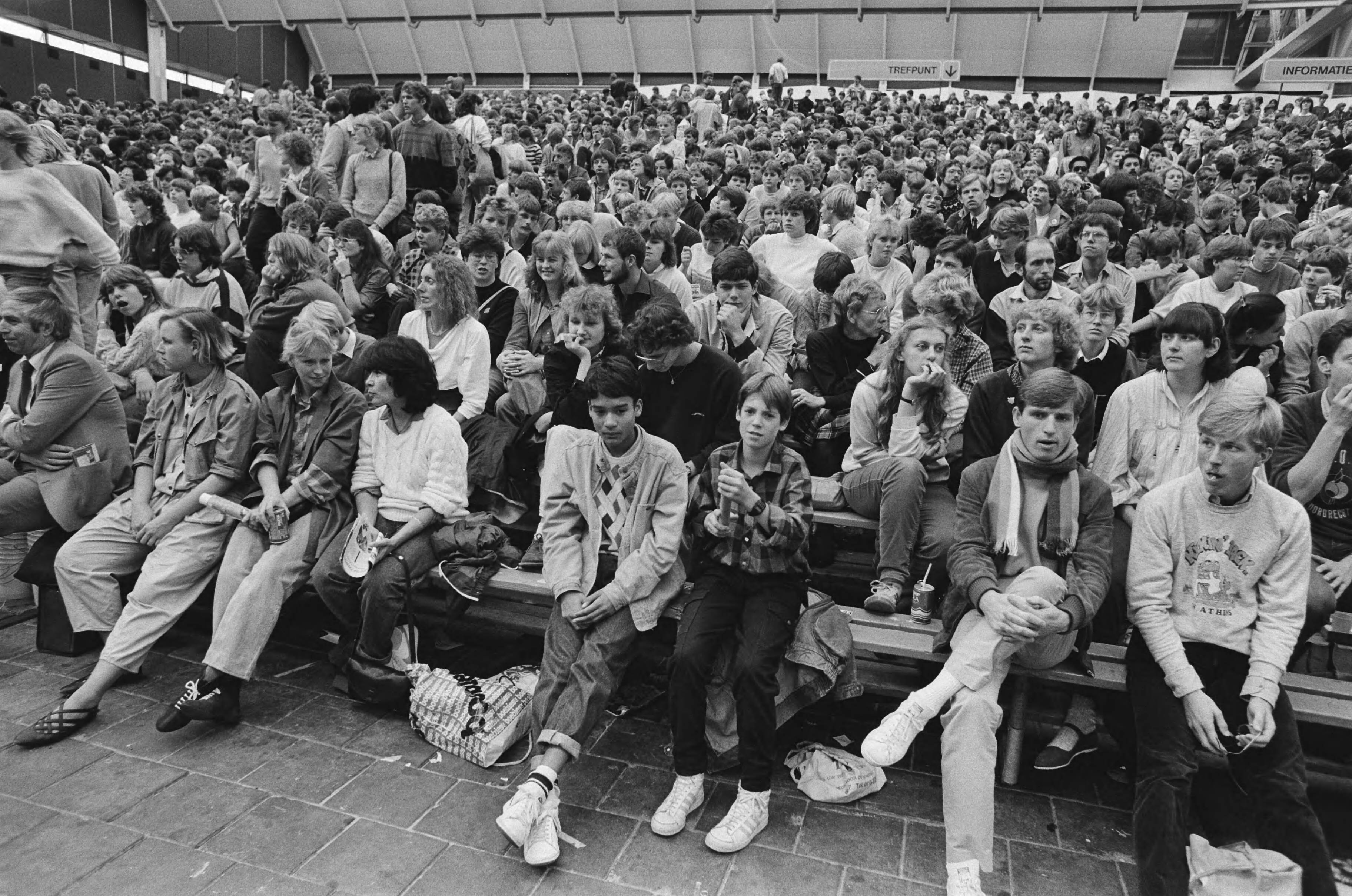 Fotocollectie Anefo — EO-jongerendag in de Utrechtse jaarbeurs; jongeren tijdens EO-jongerendag — Foto: Bogaerts, Rob / Anefo. Licentie: Set B: Rechtenvrij / Publiek Domein. Bron: Nationaal Archief. http://hdl.handle.net/10648/ad3e730c-d0b4-102d-bcf8-003048976d84