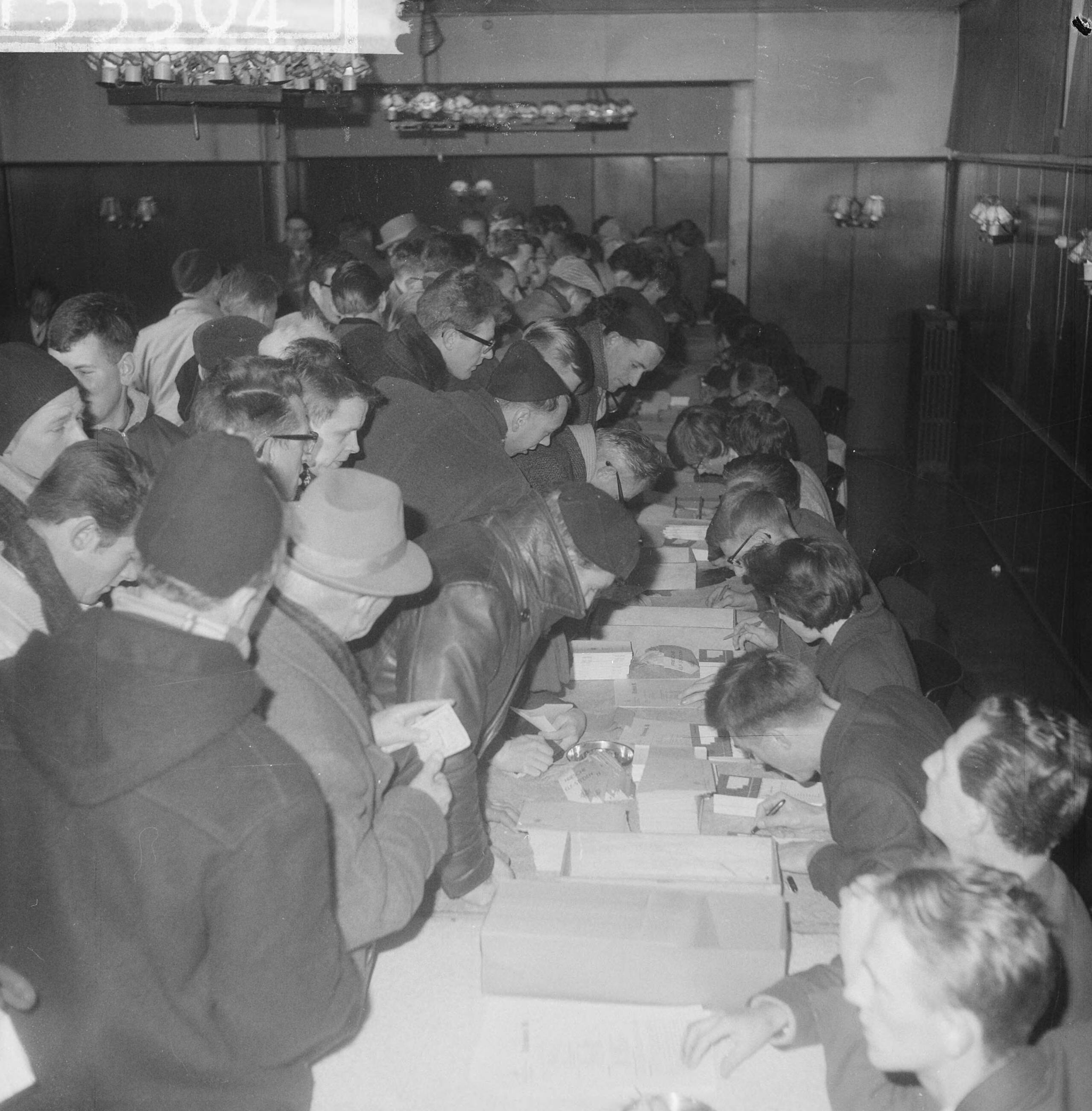 Fotocollectie Anefo — Aanmelden in Hotel De Groene Weide te Leeuwarden voor de Elfstedentocht. De aanmeldingstafel — Foto: Pot, Harry / Anefo. Licentie: Set B: Rechtenvrij / Publiek Domein. Bron: Nationaal Archief. http://hdl.handle.net/10648/a9f27662-d0b4-102d-bcf8-003048976d84