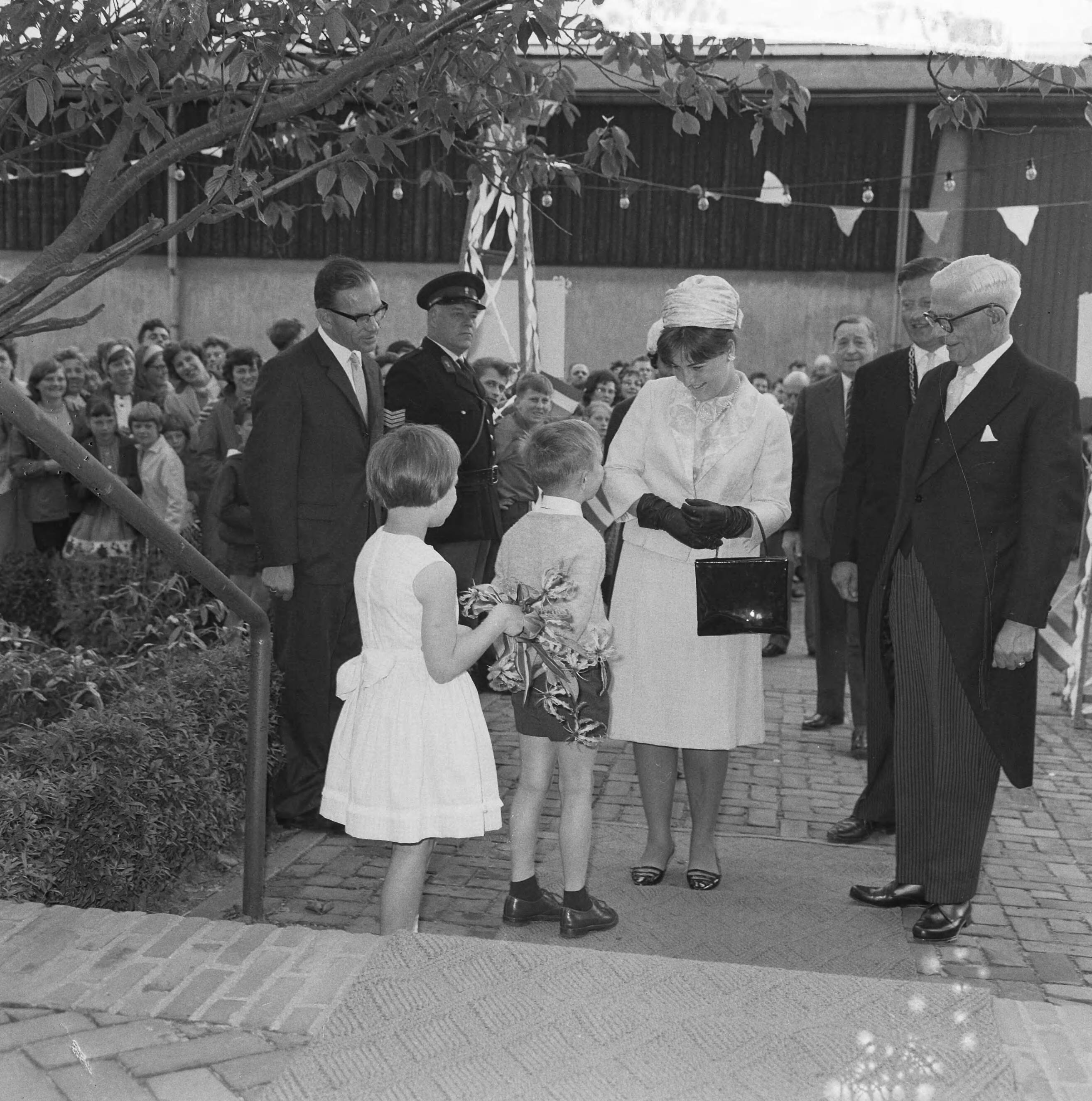 Fotocollectie Anefo — 50 jaar Prins Hendrik Internaat te Vreeswijk, Prinses Margriet bracht een bezoek, bij aankomst ontving zij bloemen van twee schipperskinderen — Foto: Nijs, Jac. de / Anefo. Licentie: Set B: Rechtenvrij / Publiek Domein. Bron: Nationaal Archief. http://hdl.handle.net/10648/aaae5058-d0b4-102d-bcf8-003048976d84