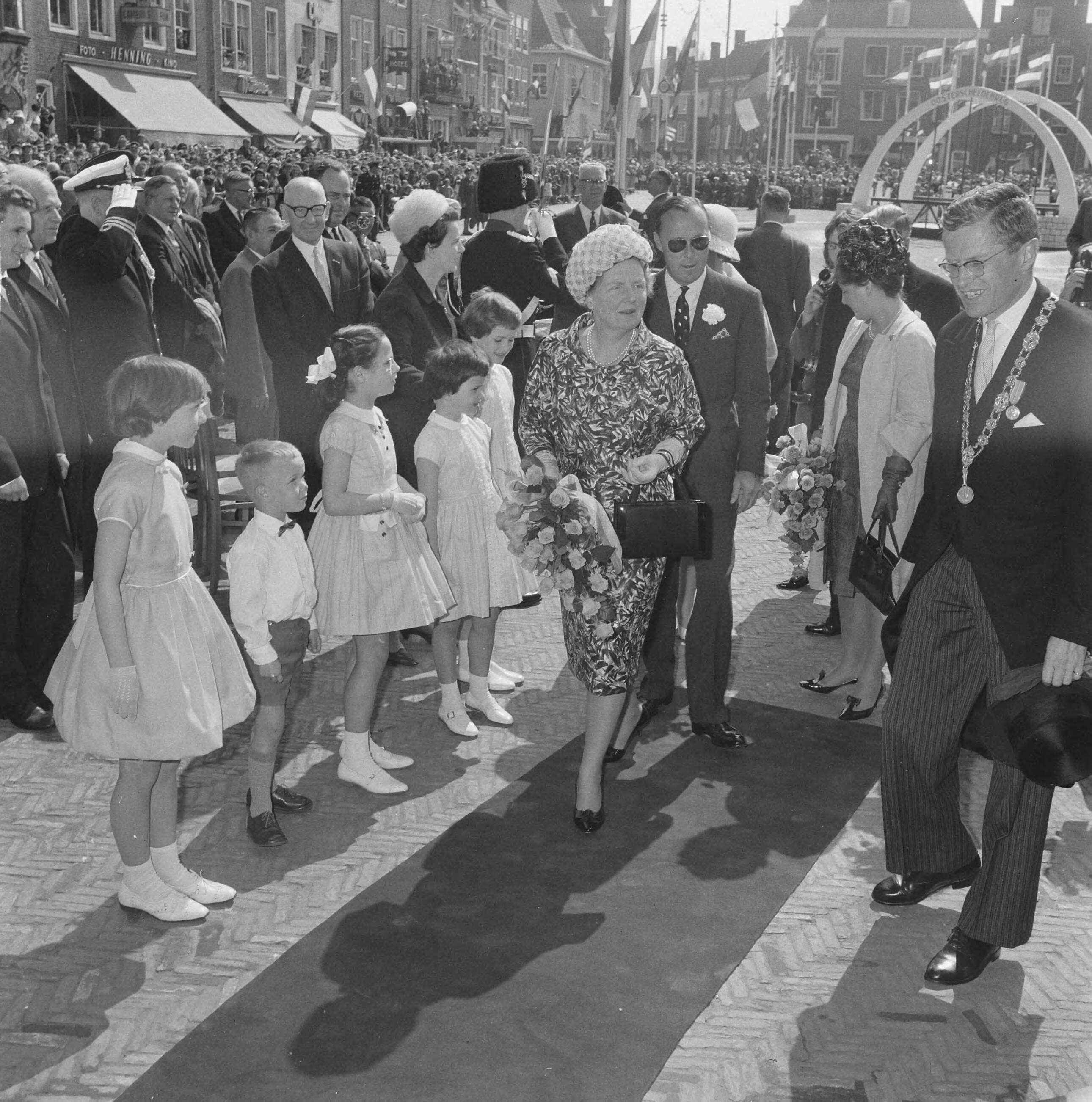 Koninklijk bezoek aan Zeeland (1962) — Koninklijke bezoek aan Middelburg — Foto: Nijs, Jac. de / Anefo. Licentie: Set B: Rechtenvrij / Publiek Domein. Bron: Nationaal Archief. http://hdl.handle.net/10648/aa0753ca-d0b4-102d-bcf8-003048976d84