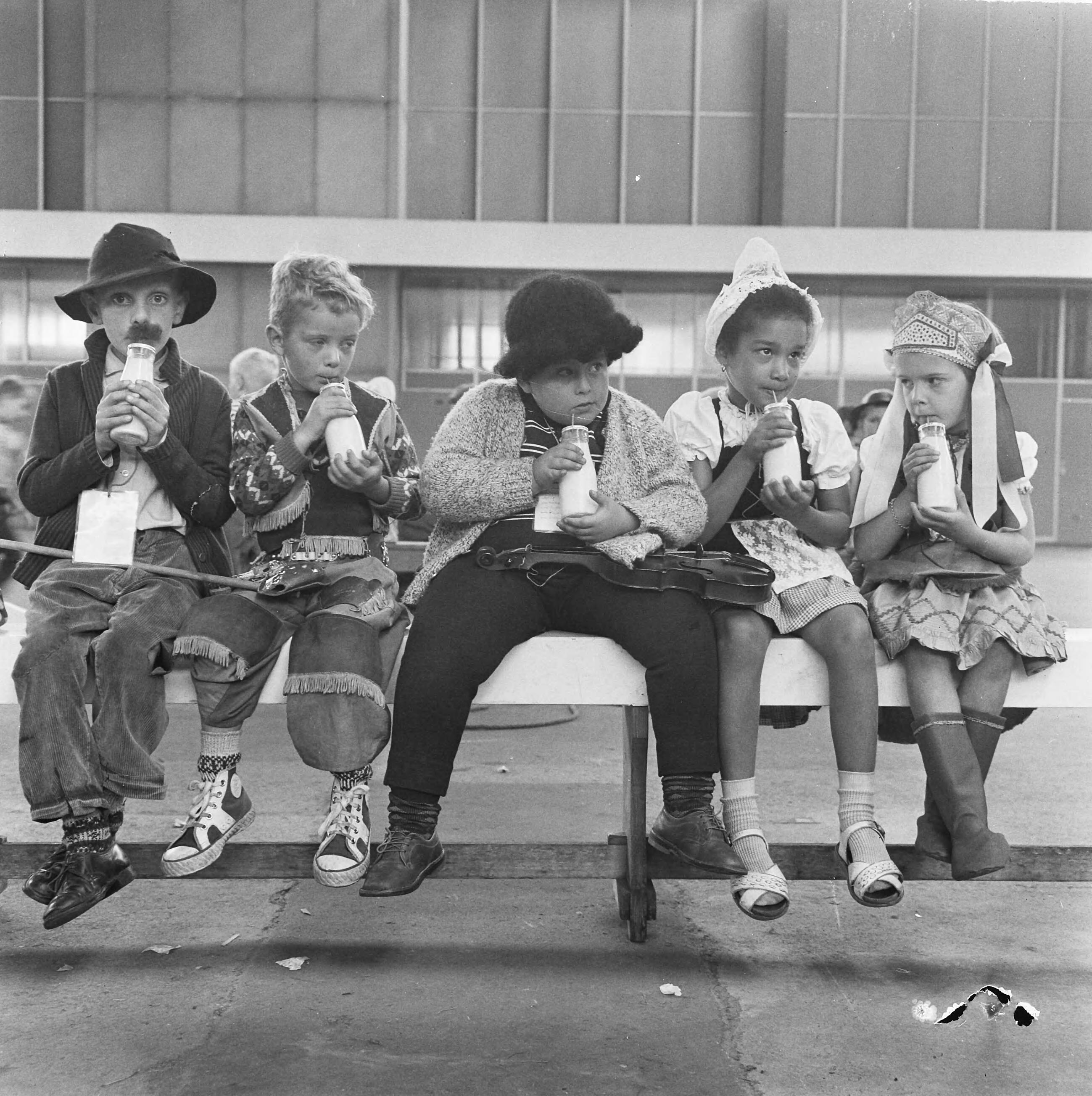 Fotocollectie Anefo — Kinderfeest in de RAI, zaklopen door verklede kinderen — Foto: Evers, Joost / Anefo. Licentie: Set B: Rechtenvrij / Publiek Domein. Bron: Nationaal Archief. http://hdl.handle.net/10648/aab7fa0e-d0b4-102d-bcf8-003048976d84