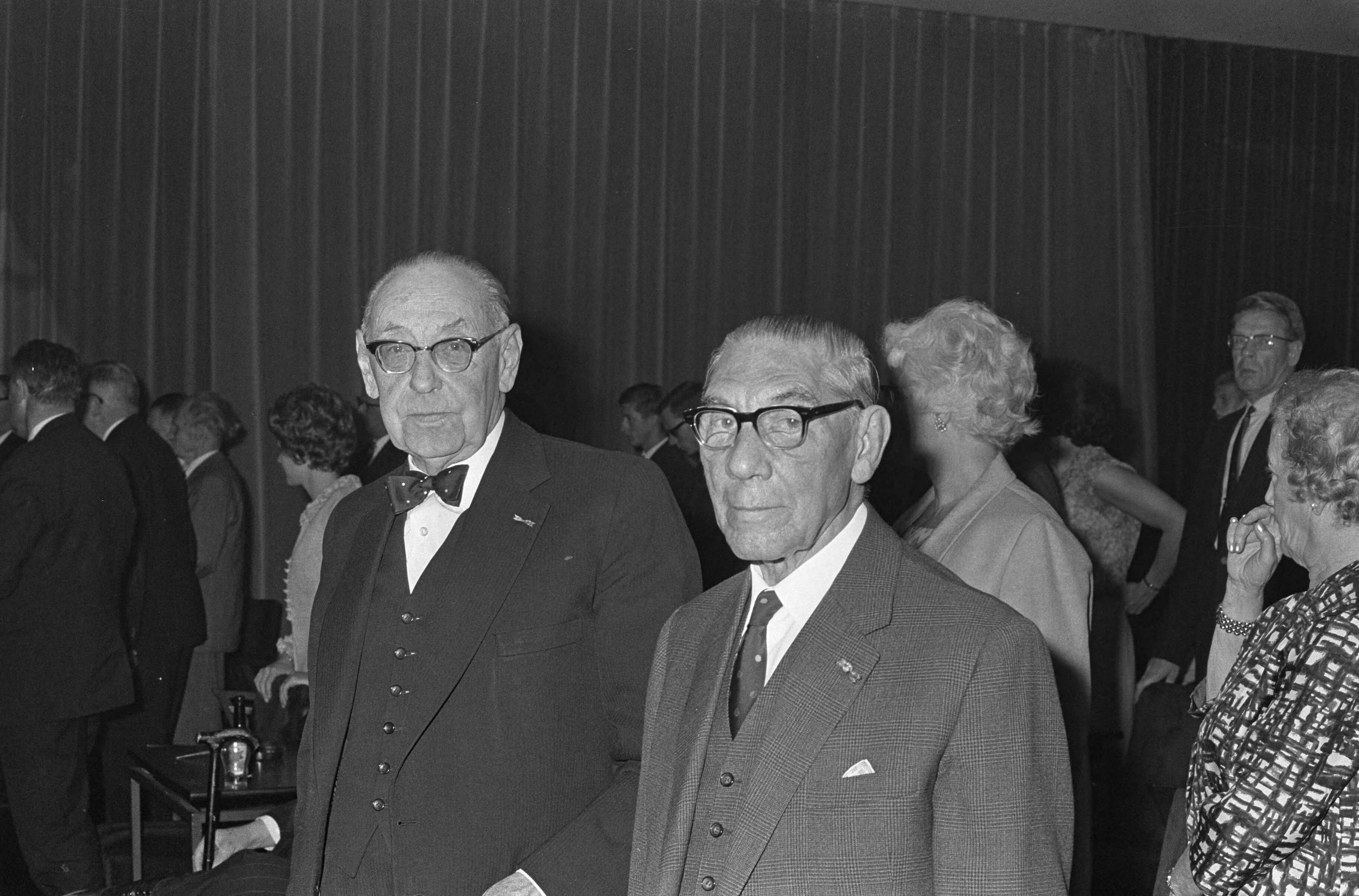 Fotocollectie Anefo — KNVL reikte onderscheidingen uit in Gooiland te Hilversum links prof. dr. P.M. van Wulfften Palthe en Generaal Majoor vlieger bd W.C.J. Versteegh / — Foto: Nijs, Jac. de / Anefo. Licentie: Set B: Rechtenvrij / Publiek Domein. Bron: Nationaal Archief. http://hdl.handle.net/10648/aaed5122-d0b4-102d-bcf8-003048976d84