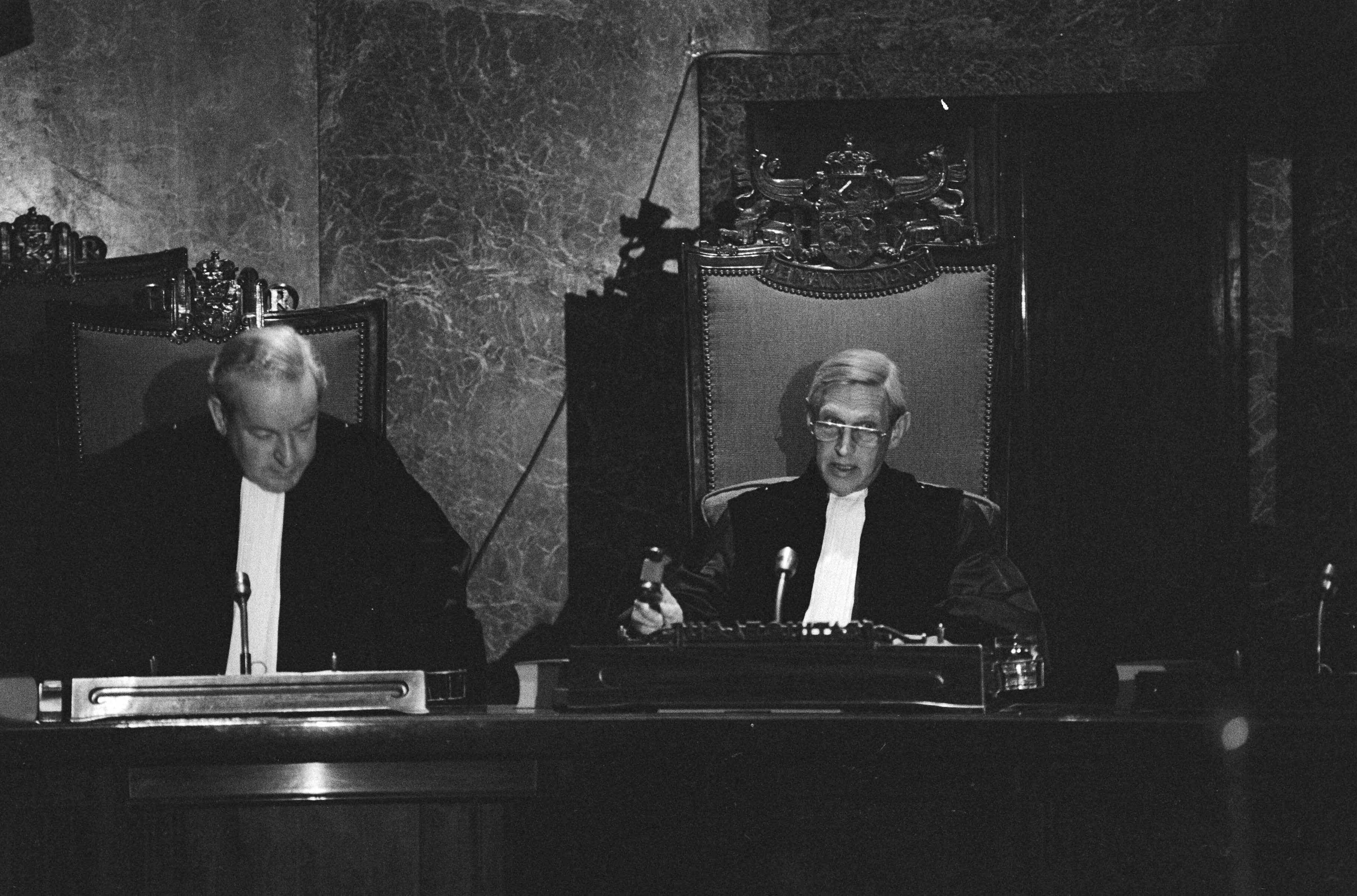 Fotocollectie Anefo — Hoge Raad in Den Haag behandelde vandaag de zaak Menten Presidetn van de Hoge Raad C. H. Moons (r) tijdens de behandeling — Foto: Dijk, Hans van / Anefo. Licentie: Set B: Rechtenvrij / Publiek Domein. Bron: Nationaal Archief. http://hdl.handle.net/10648/acec16de-d0b4-102d-bcf8-003048976d84