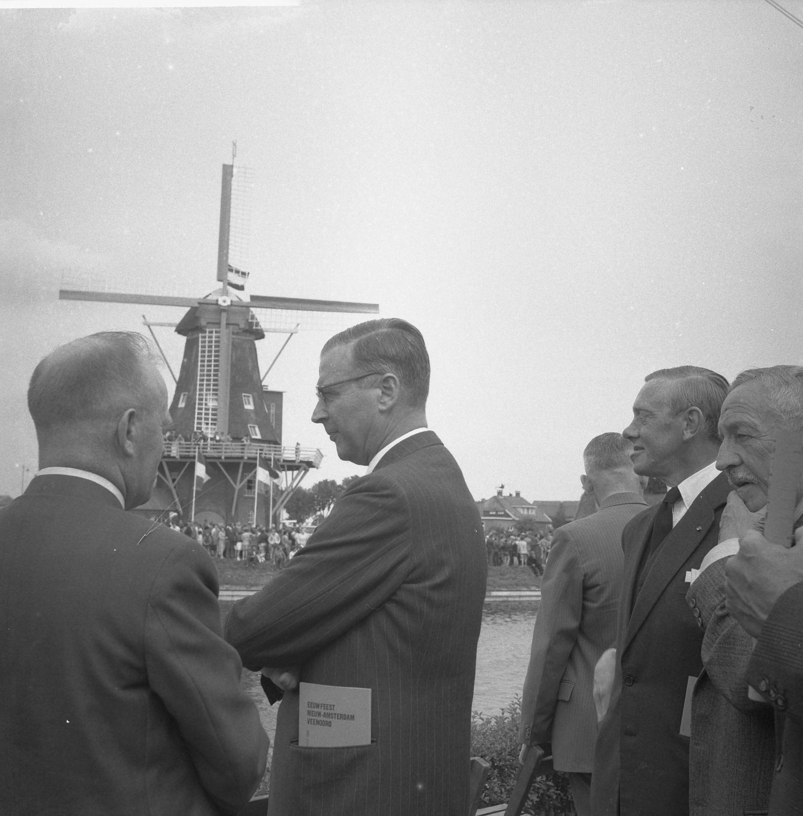 Burgemeester Van Hall bezoekt Nieuw Amsterdam, dat 100 jaar bestaat — Burgemeester Van Hall bezoekt Nieuw Amsterdam, dat 100 jaar bestaat. Burgemeester G. van Hall en burgemeester van Emmen K.H. Gaarlandt — Foto: Rossem, Wim van / Anefo. Licentie: Set B: Rechtenvrij / Publiek Domein. Bron: Nationaal Archief. http://hdl.handle.net/10648/a9b7519a-d0b4-102d-bcf8-003048976d84