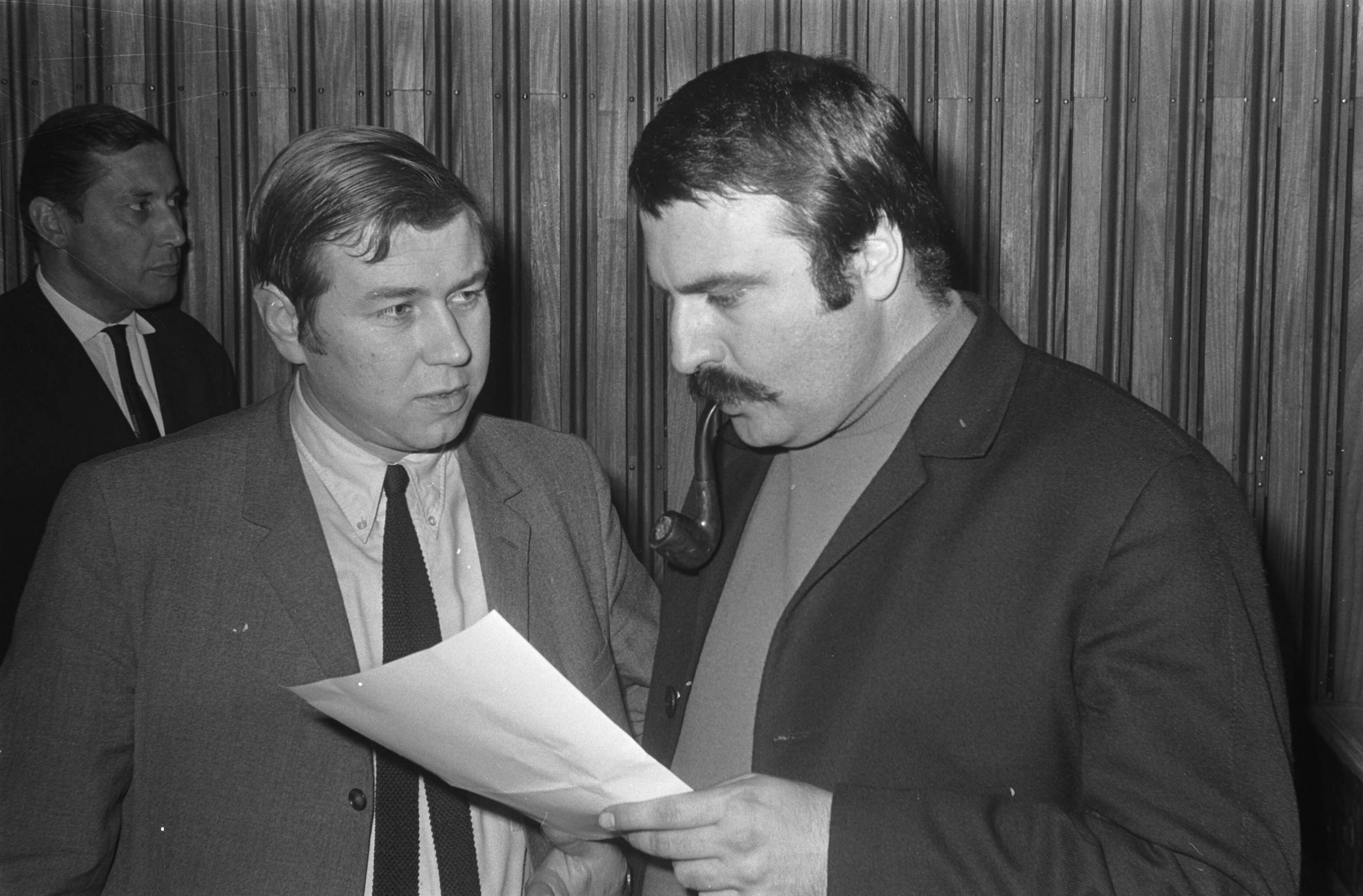 Fotocollectie Anefo — Congres Partij van de Arbeid Nederlands Congresgebouw Den Haag, drs. Marcel van Dam en Andre van der Louw — Foto: Evers, Joost / Anefo. Licentie: Set B: Rechtenvrij / Publiek Domein. Bron: Nationaal Archief. http://hdl.handle.net/10648/ab6197b2-d0b4-102d-bcf8-003048976d84