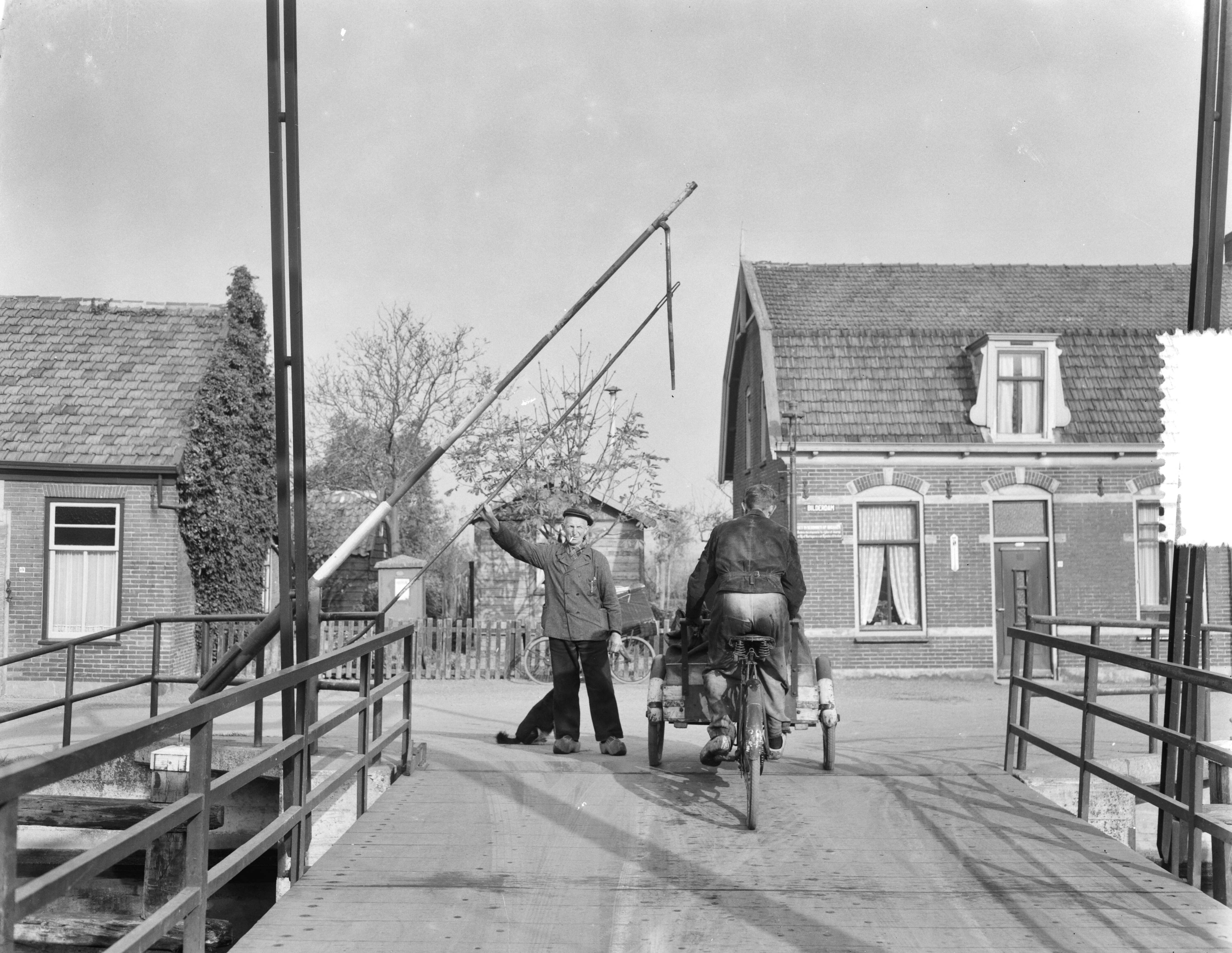 Fotocollectie Anefo — Tol op houten bruggetje aan de Bilderdam te Leimuiden blijft — Foto: Duinen, G.W. van / Anefo. Licentie: Set B: Rechtenvrij / Publiek Domein. Bron: Nationaal Archief. http://hdl.handle.net/10648/a9164a20-d0b4-102d-bcf8-003048976d84