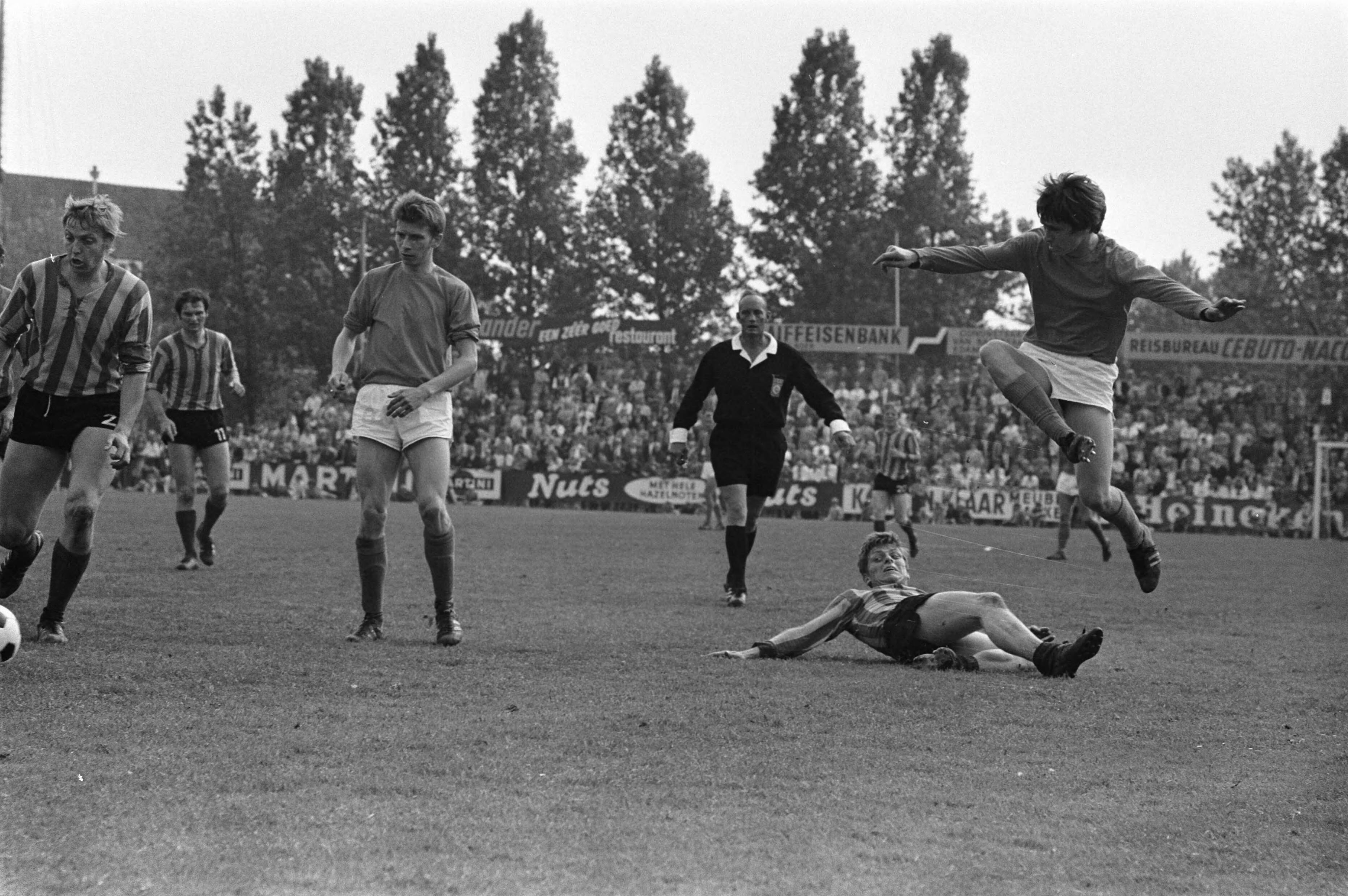 Fotocollectie Anefo — Volendam tegen Fortuna Vlaardingen 3-0; Volendam naar eredivisie; spelmoment — Foto: Evers, Joost / Anefo. Licentie: Set B: Rechtenvrij / Publiek Domein. Bron: Nationaal Archief. http://hdl.handle.net/10648/ab97d728-d0b4-102d-bcf8-003048976d84