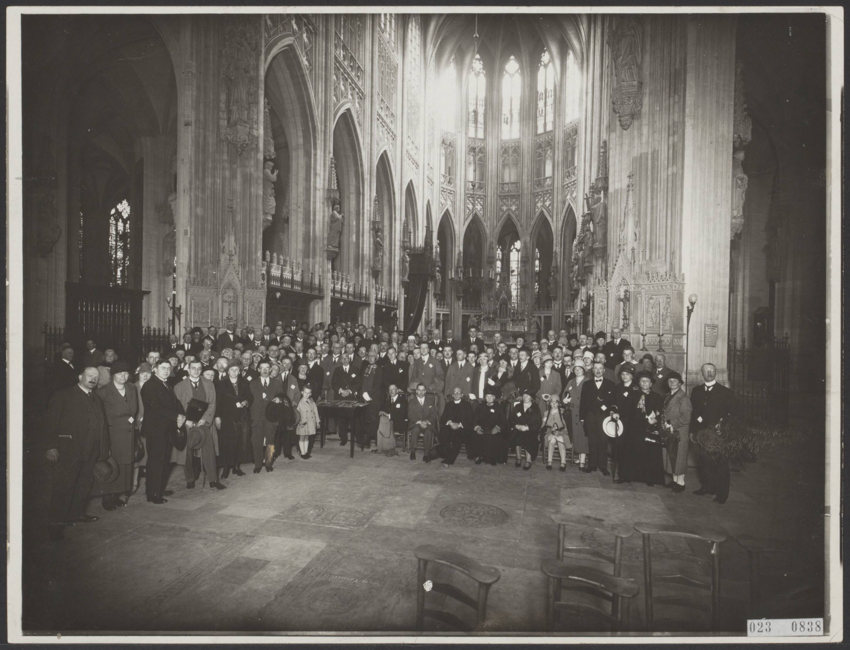 Fotocollectie Elsevier Binnenland — Interieur St. Janskathedraal te Den Bosch met groep bezoekers — Foto: R.K. Foto-persbureau "Het Zuiden" / Rechtenvrij. Licentie: Set B: Rechtenvrij / Publiek Domein. Bron: Nationaal Archief. http://hdl.handle.net/10648/add57db0-d0b4-102d-bcf8-003048976d84