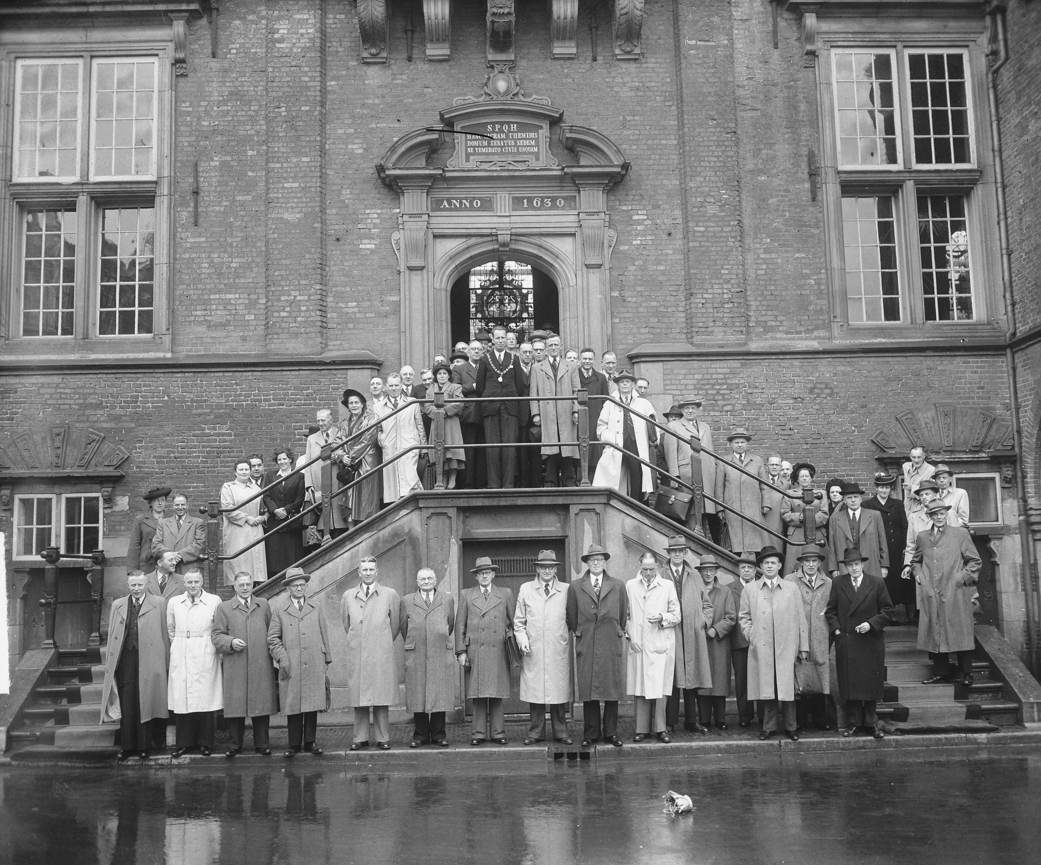 Fotocollectie Anefo — Sigarenwinkeliers Haarlem groep stadhuis — Foto: Merk, Ben / Anefo. Licentie: Set B: Rechtenvrij / Publiek Domein. Bron: Nationaal Archief. http://hdl.handle.net/10648/a8c7dc96-d0b4-102d-bcf8-003048976d84