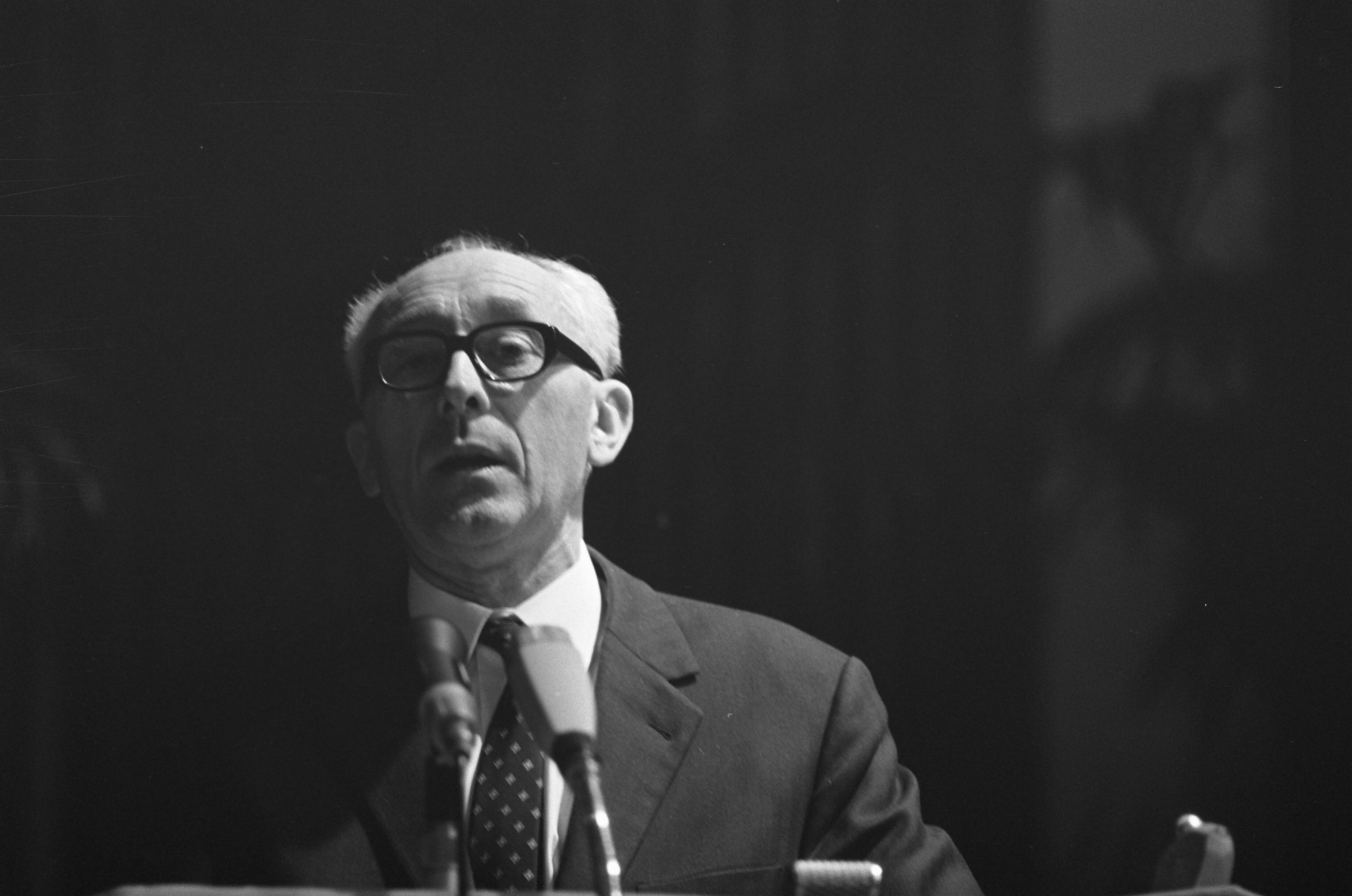 Fotocollectie Anefo — Congres PvdA in Nederlands Congresgebouw in Den Haag voorzitter Tans — Foto: Evers, Joost / Anefo. Licentie: Set B: Rechtenvrij / Publiek Domein. Bron: Nationaal Archief. http://hdl.handle.net/10648/ab61559a-d0b4-102d-bcf8-003048976d84