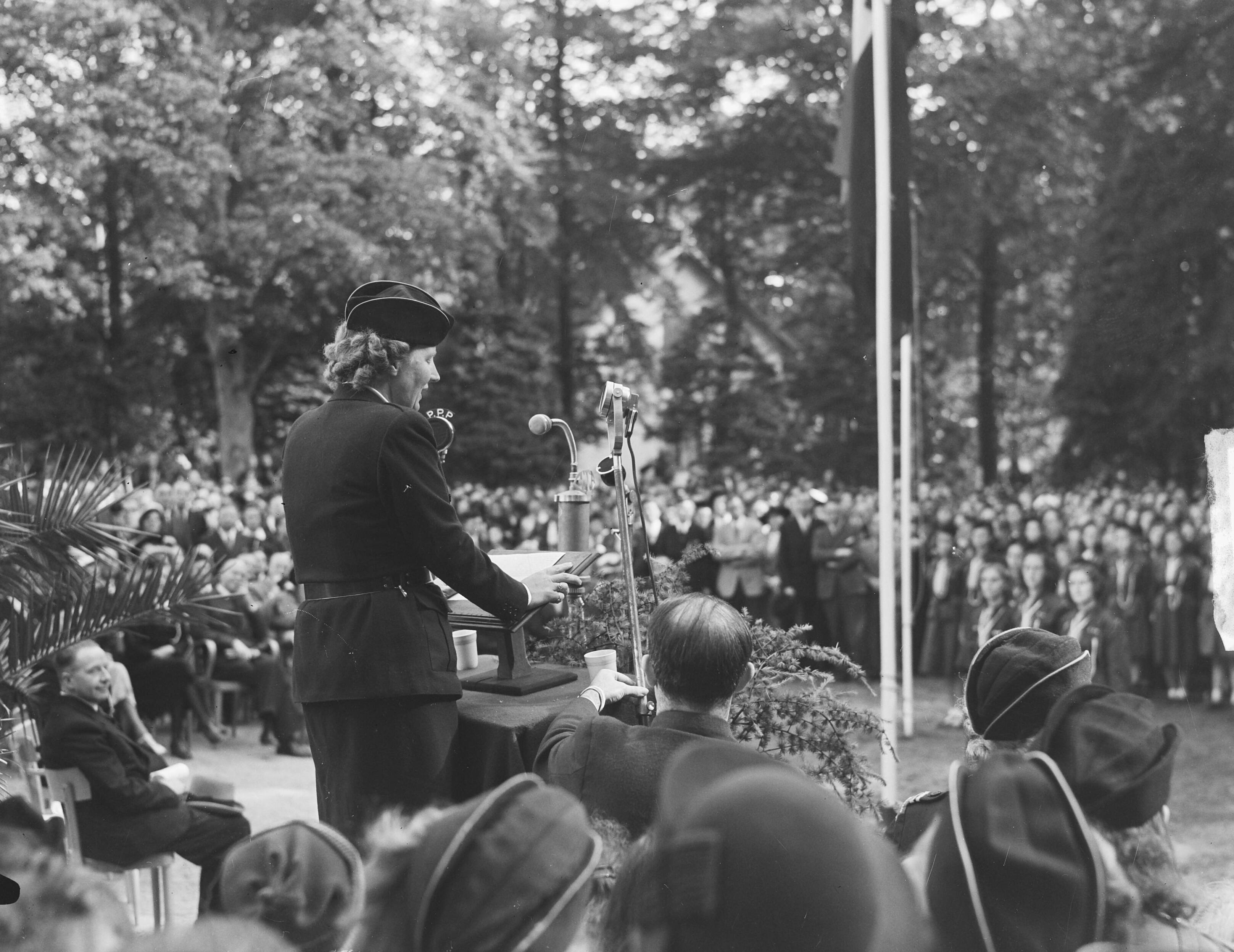 Fotocollectie Anefo — NPG Vakantiecentrum "Buitenzorg" te Baarn, toespraak van koningin Juliana — Foto: Noske, J.D. / Anefo. Licentie: Set B: Rechtenvrij / Publiek Domein. Bron: Nationaal Archief. http://hdl.handle.net/10648/a8c9c524-d0b4-102d-bcf8-003048976d84