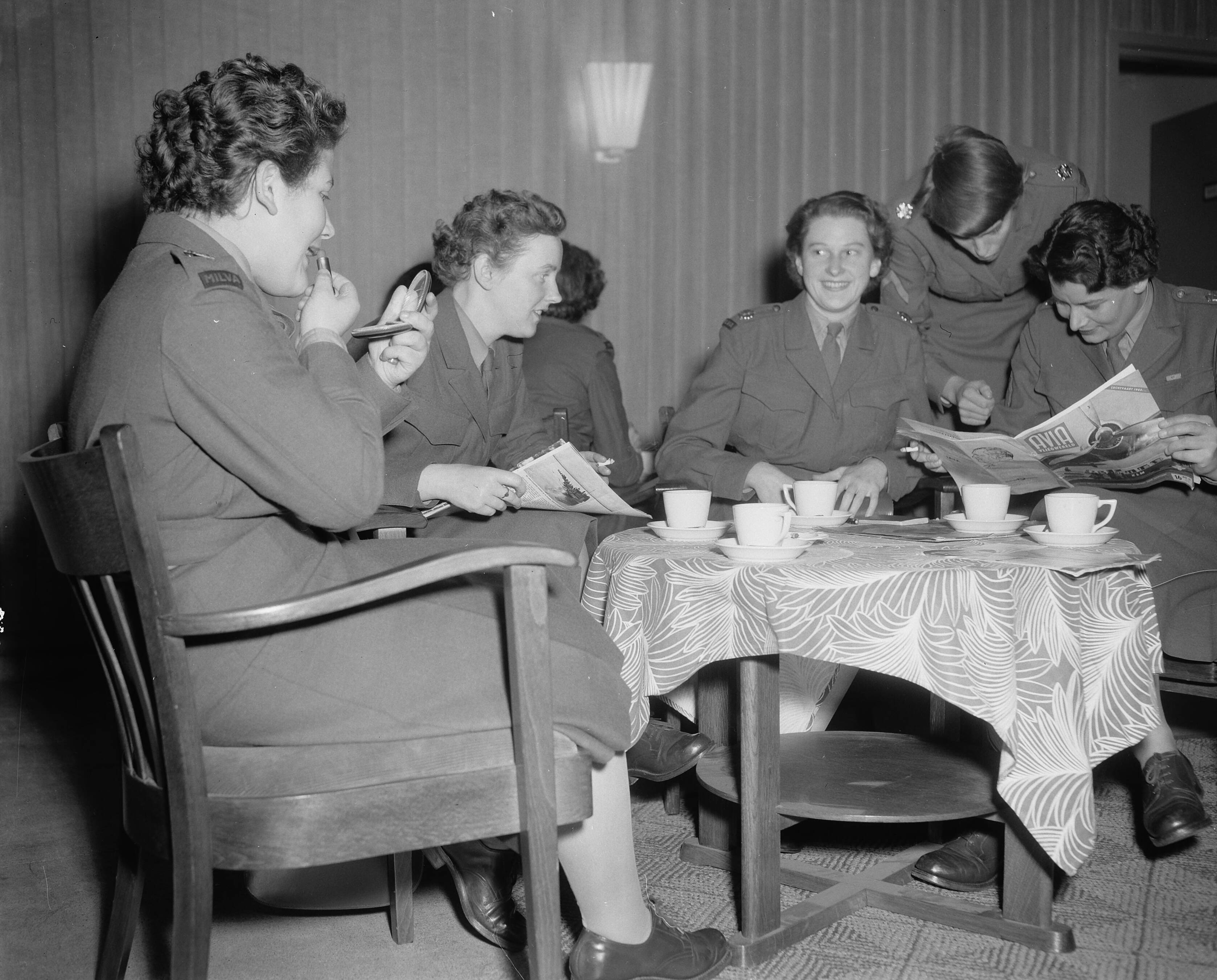 Fotocollectie Anefo — Opleiding reserve Milvas te Den Haag. Rust na diensttijd — Foto: Pot, Harry / Anefo. Licentie: Set B: Rechtenvrij / Publiek Domein. Bron: Nationaal Archief. http://hdl.handle.net/10648/a9541cec-d0b4-102d-bcf8-003048976d84