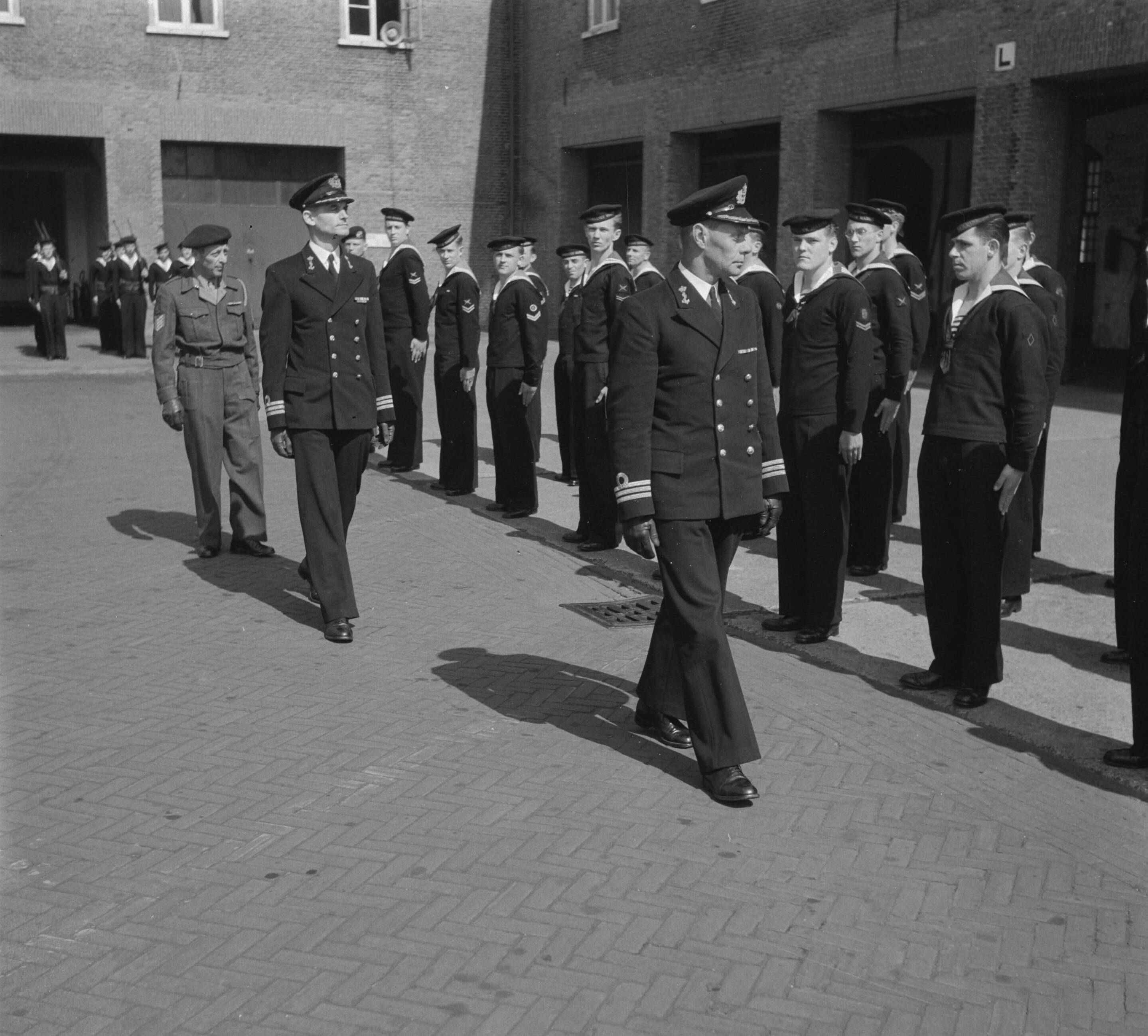 Beëdiging Marine-officieren Den Haag — Foto: Noske, J.D. / Anefo. — Licentie: Set B: Rechtenvrij / Publiek Domein. Bron: Nationaal Archief. http://hdl.handle.net/10648/a8f896ce-d0b4-102d-bcf8-003048976d84