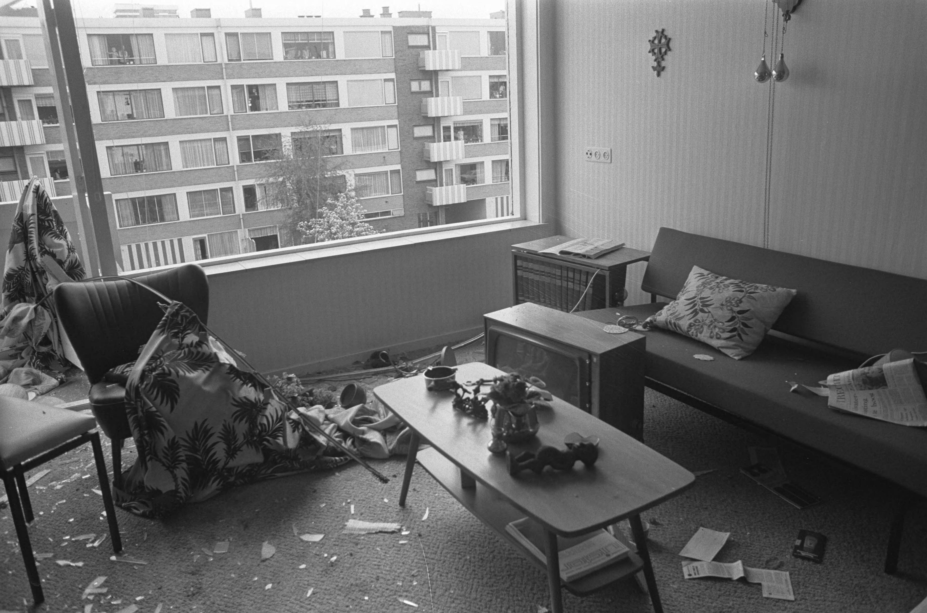 Fotocollectie Anefo — Ontploffing in flat in Utrecht, ravage in de hal — Foto: Peters, Hans / Anefo. Licentie: Set B: Rechtenvrij / Publiek Domein. Bron: Nationaal Archief. http://hdl.handle.net/10648/ac2d0eec-d0b4-102d-bcf8-003048976d84