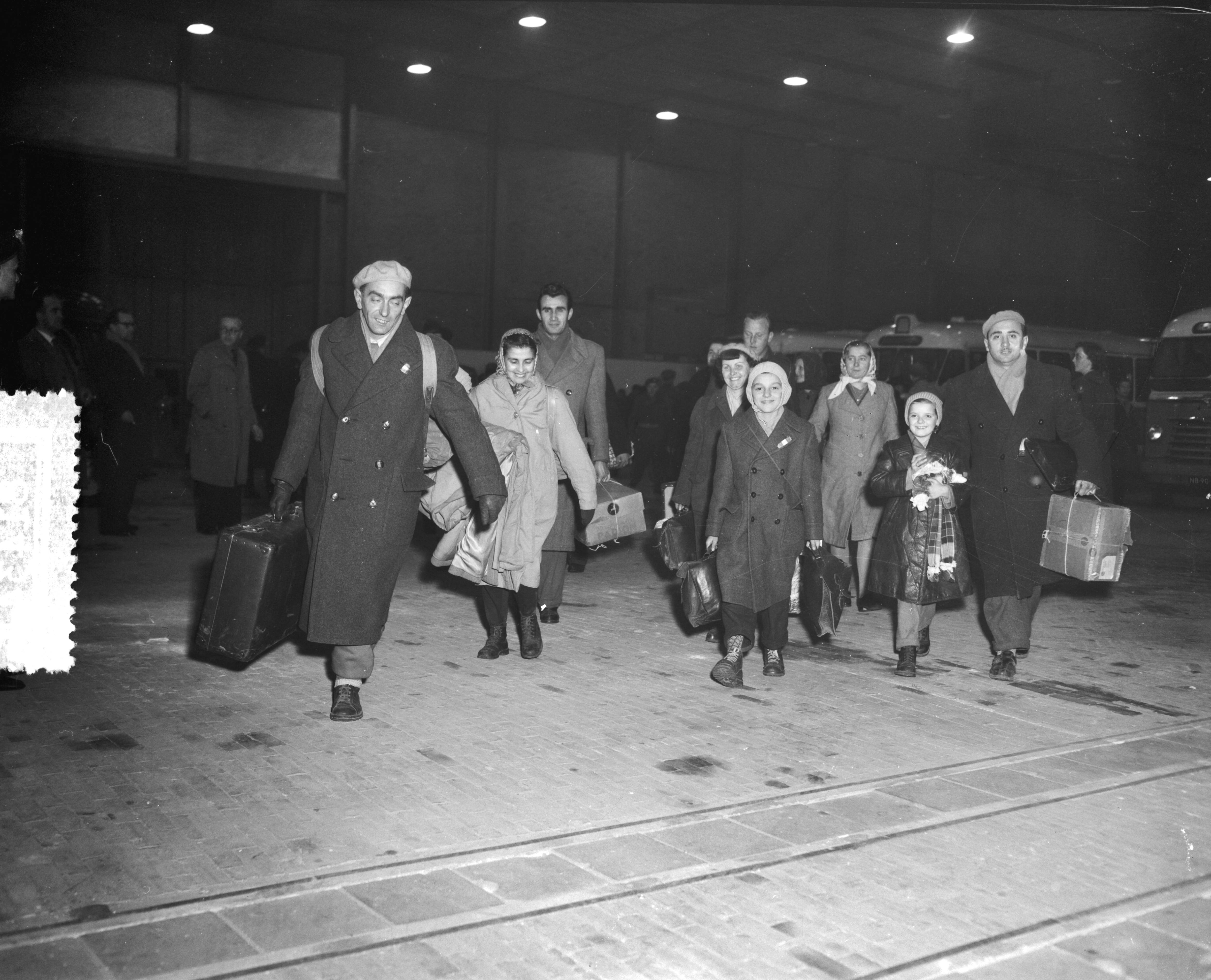 Fotocollectie Anefo — Aankomst Rode Kruistrein met Hongaren te Utrecht. Opvang in Jaarbeurs — Foto: Behrens, Herbert F. / Anefo. Licentie: Set B: Rechtenvrij / Publiek Domein. Bron: Nationaal Archief. http://hdl.handle.net/10648/a952beb0-d0b4-102d-bcf8-003048976d84