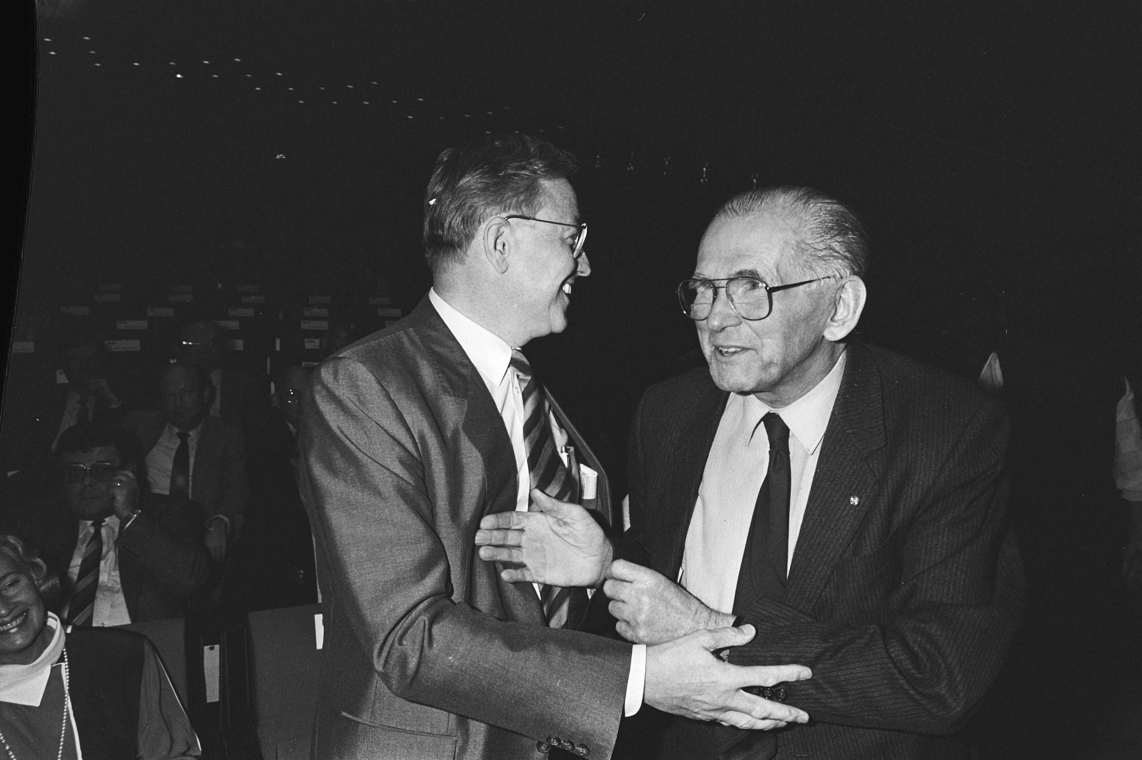 Fotocollectie Anefo — Tijdens een congres van het KNOV in Den Haag heeft voorzitter Perquin zijn functie overdragen aan heer J. A. Oosterhof — Foto: Croes, Rob C. / Anefo. Licentie: Set B: Rechtenvrij / Publiek Domein. Bron: Nationaal Archief. http://hdl.handle.net/10648/ad3f5920-d0b4-102d-bcf8-003048976d84