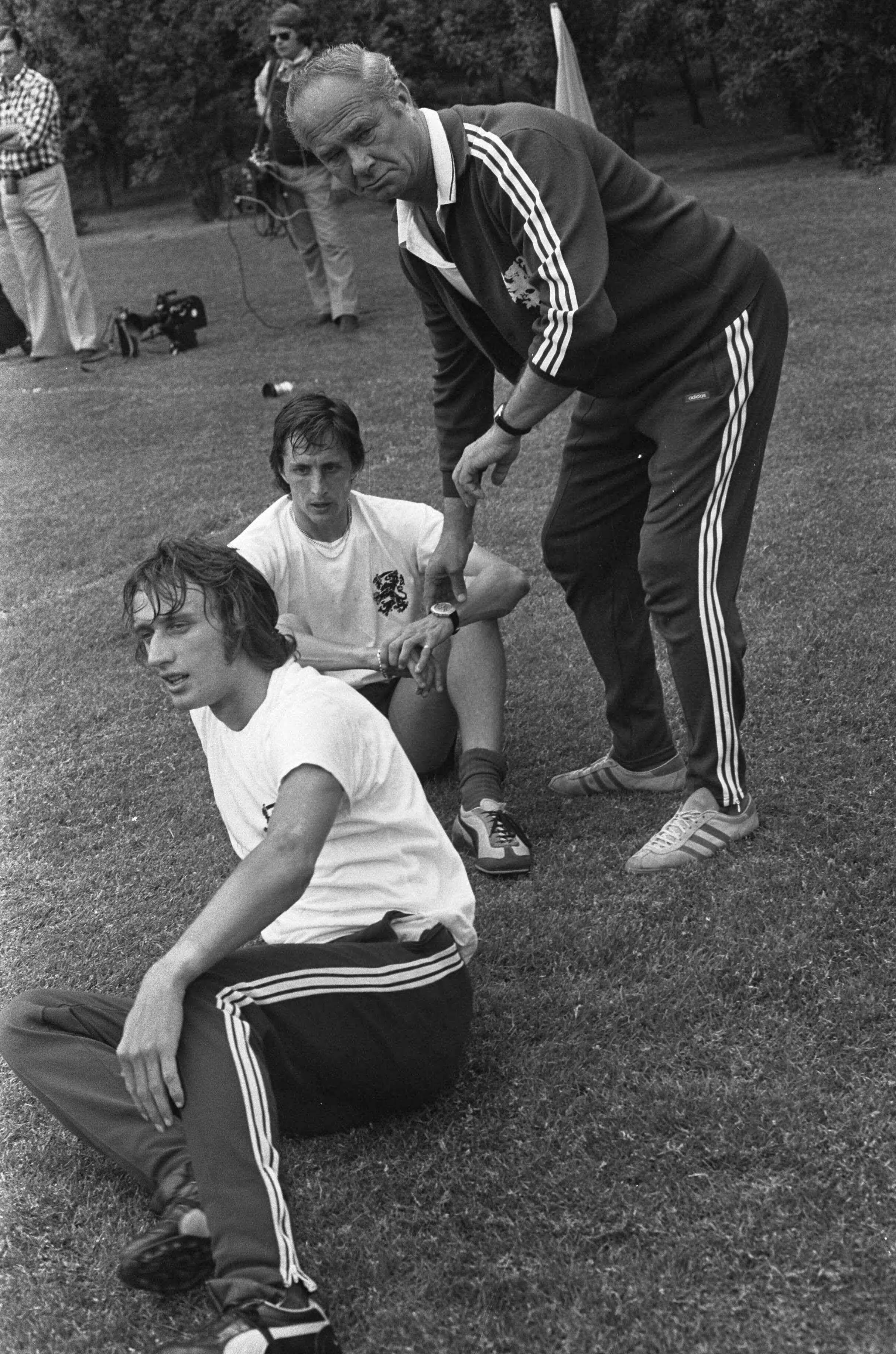 Fotocollectie Anefo — Kernploeg Nederlands elftal bijeen in Zeist in KNVB sportcentrum; Fadhronc controleert polsslag van Rensenbrink (voor) en Cruijff — Foto: Mieremet, Rob / Anefo. Licentie: Set B: Rechtenvrij / Publiek Domein. Bron: Nationaal Archief. http://hdl.handle.net/10648/ac4b970e-d0b4-102d-bcf8-003048976d84