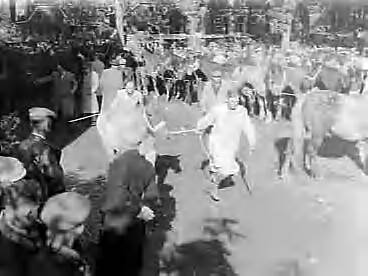 Fotocollectie Anefo — Paardenmarkt in Zuidlaren — Foto: Rossem, Wim van / Anefo. Licentie: Set B: Rechtenvrij / Publiek Domein. Bron: Nationaal Archief. http://hdl.handle.net/10648/a986f0f4-d0b4-102d-bcf8-003048976d84