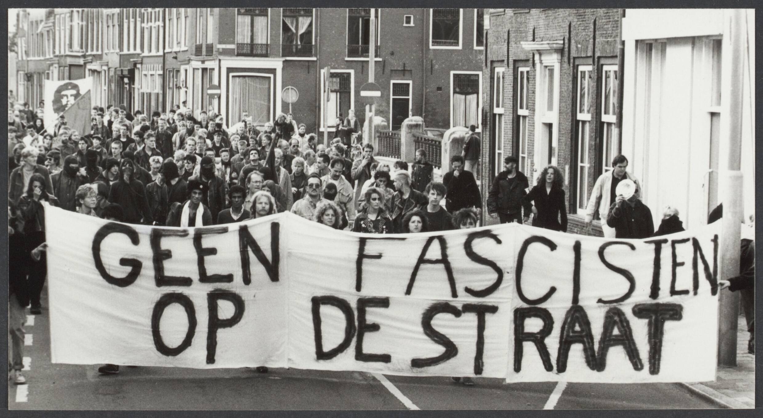Fascistische partijen e.d. Nederland — In Haarlem is dor de landelijke initiatiefgroep "Geen fascisten op straat" georganiseerde demonstratie gehouden. De demonstratie was gericht tegen de Centrum-Democraten die hadden aangekondig, ondanks een verbod van de gemeente, de straat op te gaan — Foto: Bogaerts, Rob / Anefo. Licentie: Set B: Rechtenvrij / Publiek Domein. Bron: Nationaal Archief. http://hdl.handle.net/10648/37294ebf-3085-e711-5347-2a31e009a64b
