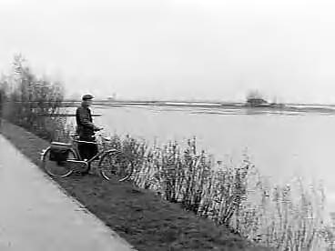 Fotocollectie Anefo — Watersnood ten noorden van Leeuwarden — Foto: Rossem, Wim van / Anefo. Licentie: Set B: Rechtenvrij / Publiek Domein. Bron: Nationaal Archief. http://hdl.handle.net/10648/a96ea102-d0b4-102d-bcf8-003048976d84