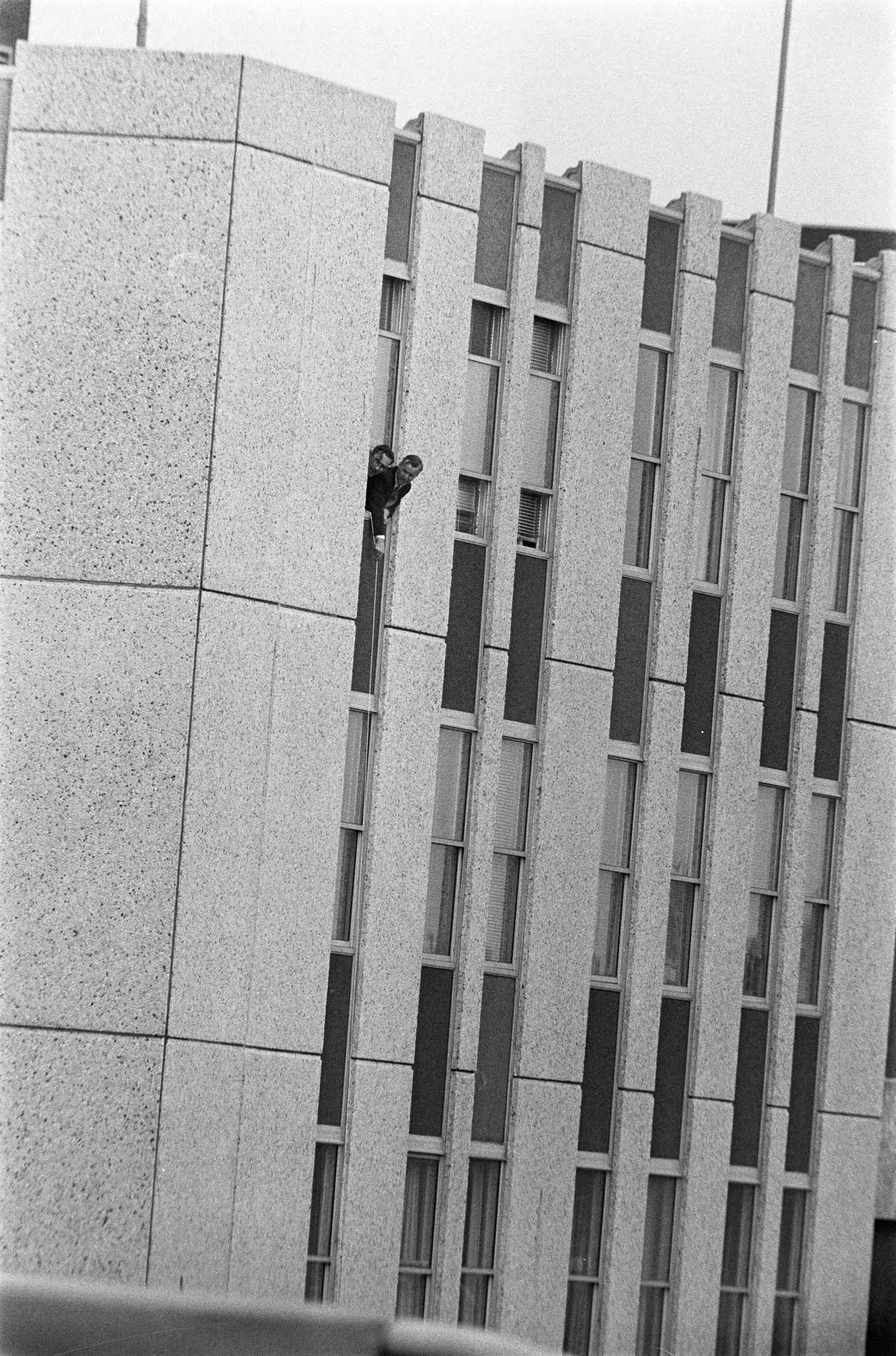 Fotocollectie Anefo — Gijzelingsdrama Den Haag ; twee gijzelaars kijken uit het raam — Foto: Peters, Hans / Anefo. Licentie: Set B: Rechtenvrij / Publiek Domein. Bron: Nationaal Archief. http://hdl.handle.net/10648/ac5580de-d0b4-102d-bcf8-003048976d84