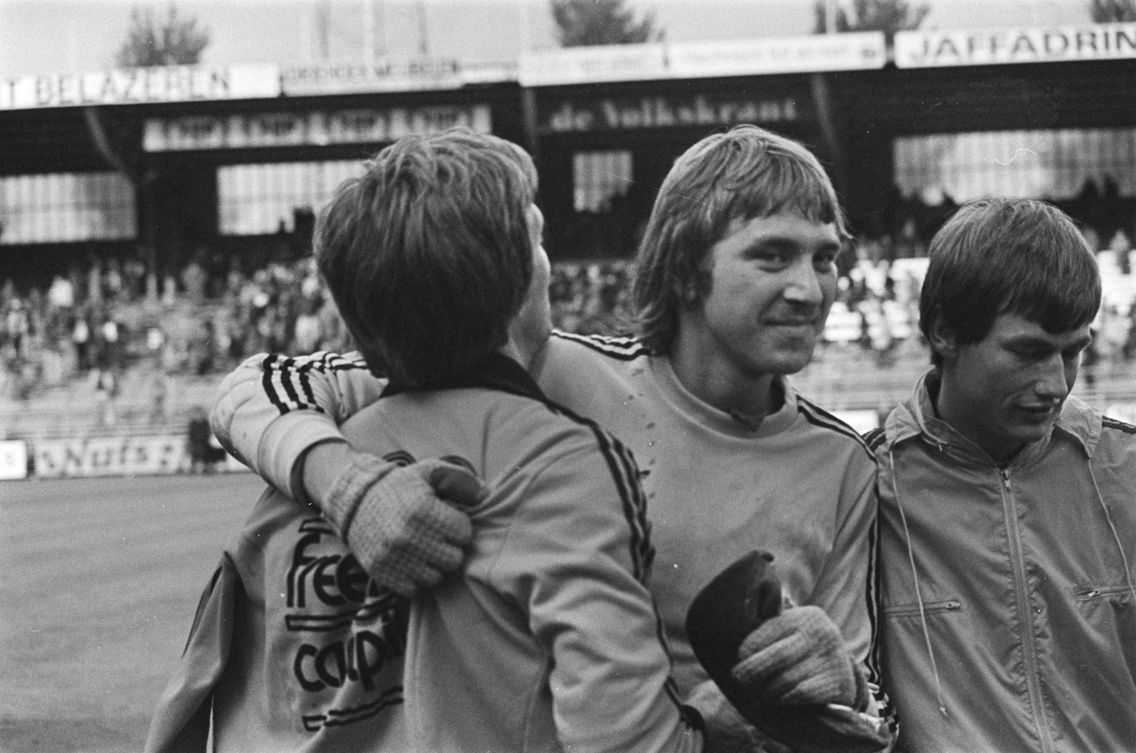 Fotocollectie Anefo — Ajax tegen Volendam 1-2, keeper Hoogland (midden) wordt na afloop gefeliciteerd — Foto: Suyk, Koen / Anefo. Licentie: Set B: Rechtenvrij / Publiek Domein. Bron: Nationaal Archief. http://hdl.handle.net/10648/aca3b880-d0b4-102d-bcf8-003048976d84