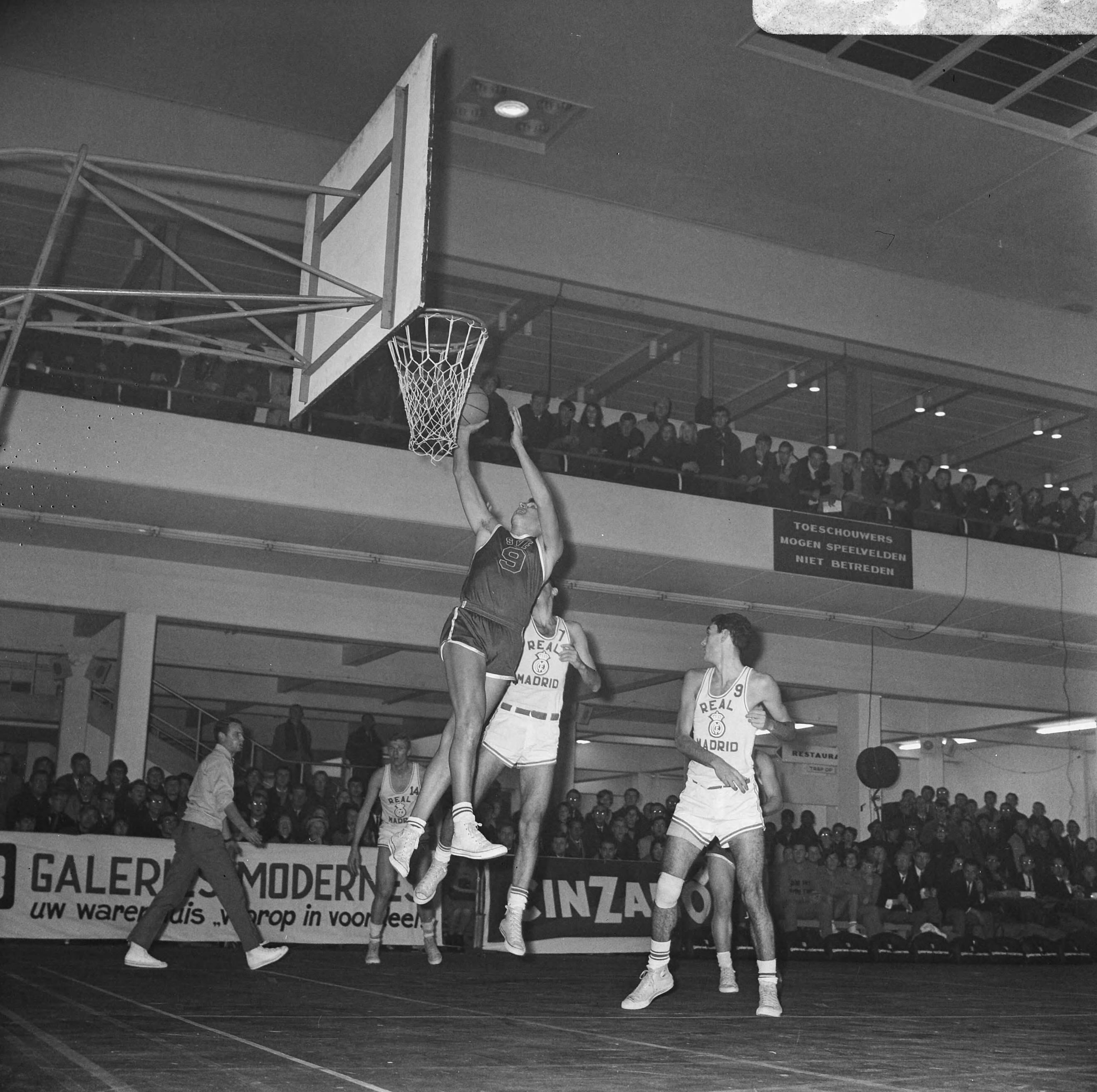 Fotocollectie Anefo — Europa-cup Basketball SVE tegen Real Madrid te Utrecht, spelmoment — Foto: Koch, Eric / Anefo. Licentie: Set B: Rechtenvrij / Publiek Domein. Bron: Nationaal Archief. http://hdl.handle.net/10648/ab2f57c0-d0b4-102d-bcf8-003048976d84