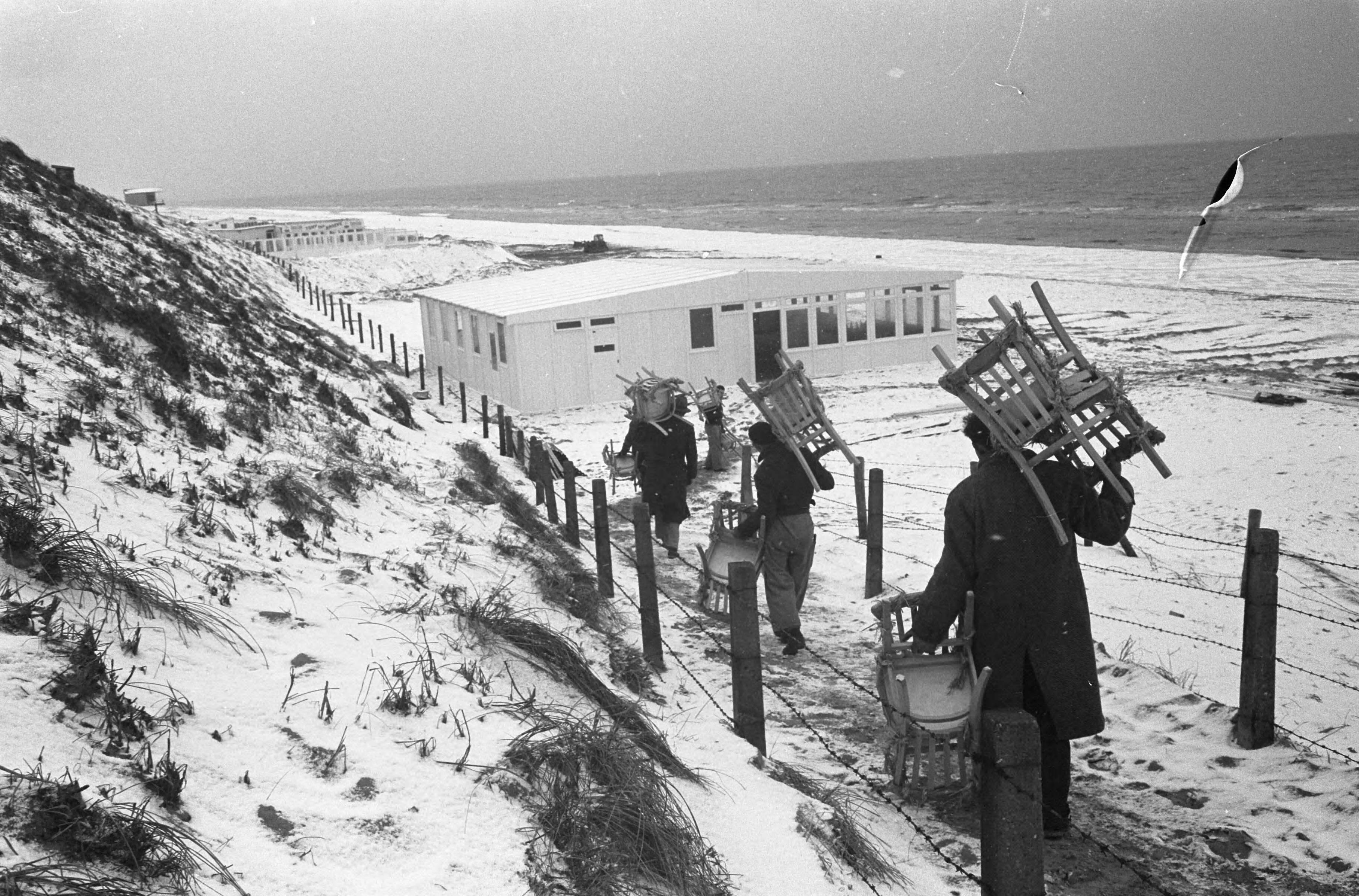 Fotocollectie Anefo — Sneeuw in Zandvoort — Foto: Pot, Harry / Anefo. Licentie: Set B: Rechtenvrij / Publiek Domein. Bron: Nationaal Archief. http://hdl.handle.net/10648/a9fb5836-d0b4-102d-bcf8-003048976d84