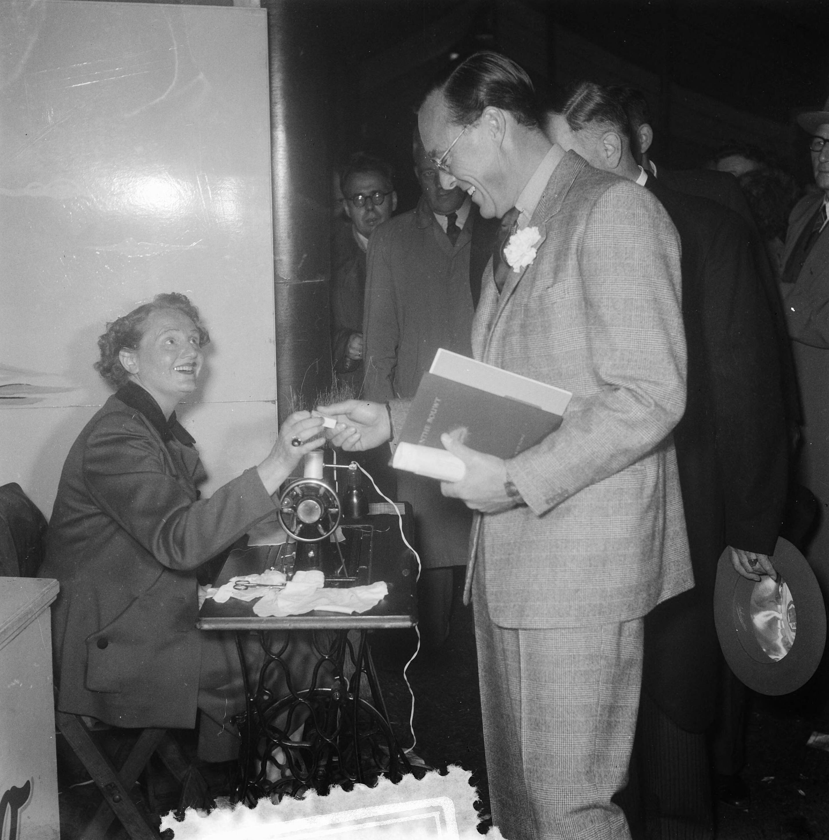 Fotocollectie Anefo — Prins Bernhard bezoekt paardenmarkt te Zuidlaren. Tentoonstelling fa. Ruscaa — Foto: Noske, J.D. / Anefo. Licentie: Set B: Rechtenvrij / Publiek Domein. Bron: Nationaal Archief. http://hdl.handle.net/10648/a9163e54-d0b4-102d-bcf8-003048976d84