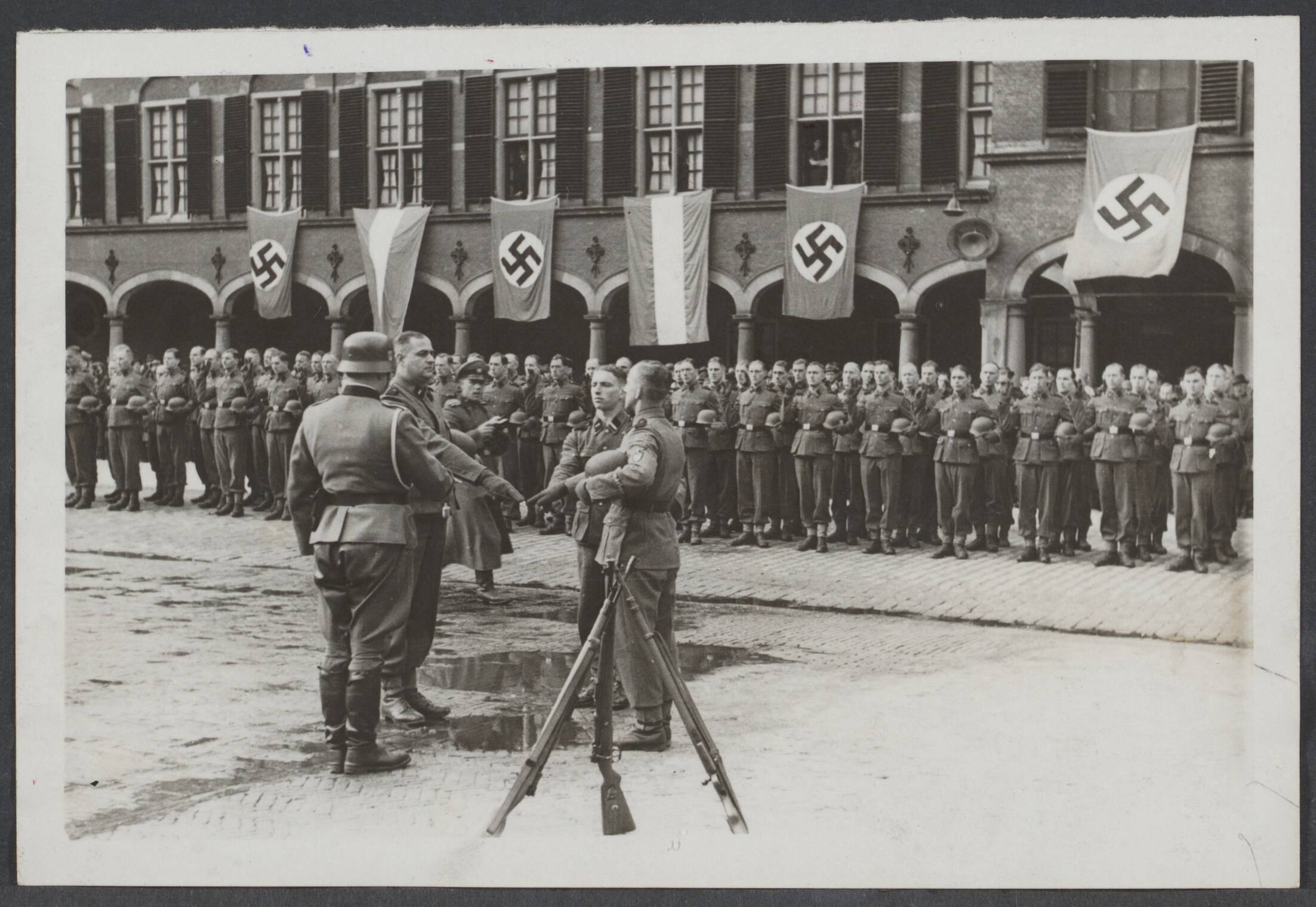 Vrijwilligers Legioen Nederland — Manschappen van het Vrijwilligers Legioen Nederland leggen op het Binnenhof te Den Haag de eed van trouw af aan de Führer — Foto: Fotodienst der NSB / N.V. Polygoon. Licentie: Set B: Rechtenvrij / Publiek Domein. Bron: Nationaal Archief. http://hdl.handle.net/10648/625dd722-a572-9116-e19a-c93a157ab697