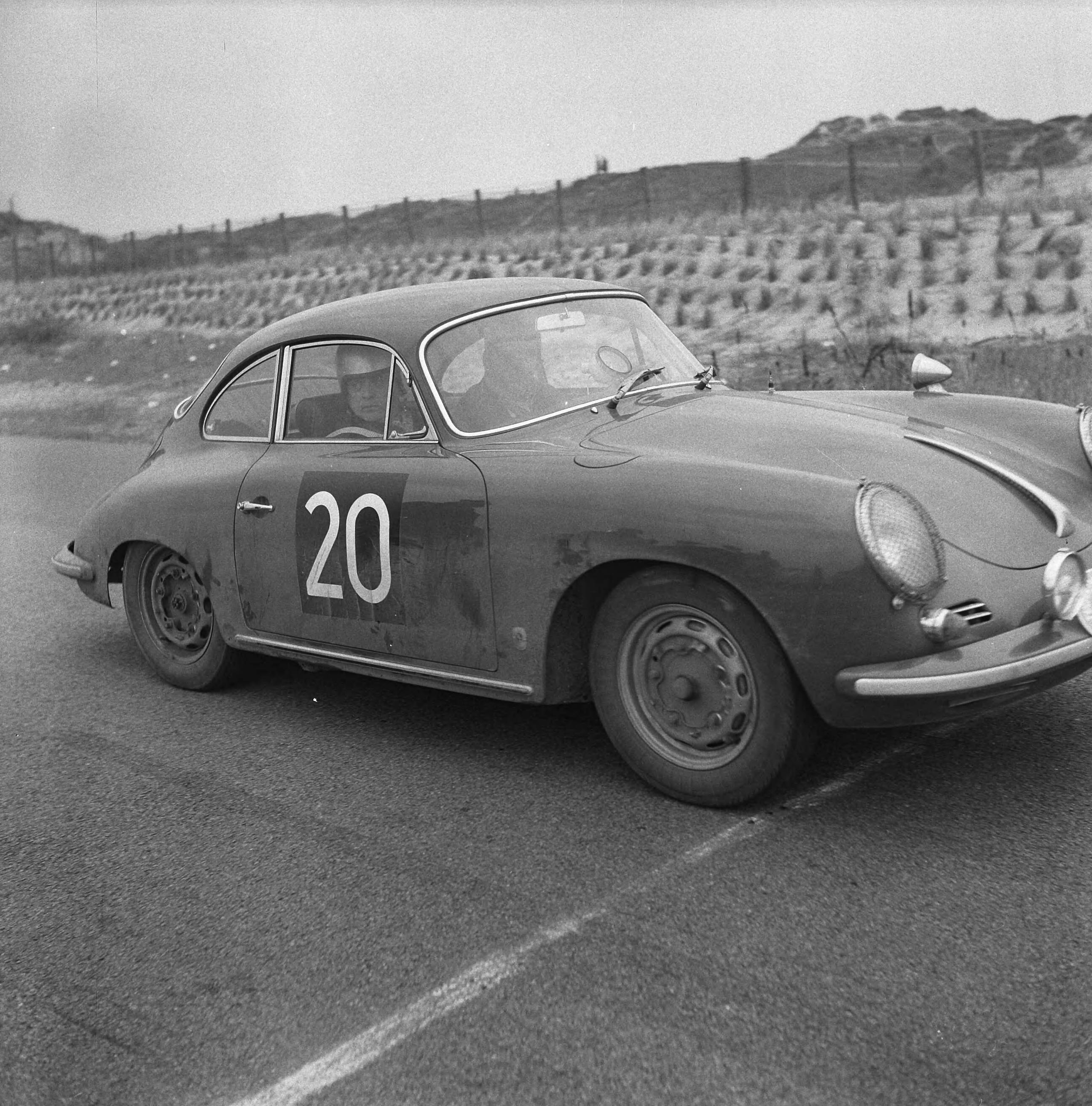 Tulpenrallye 1963 — Tulpenrallye 1963. L.H. Bakker en H. Umbach (Nederland-Duitsland) in een Porsche 1600 S90 — Foto: Nijs, Jac. de / Anefo. Licentie: Set B: Rechtenvrij / Publiek Domein. Bron: Nationaal Archief. http://hdl.handle.net/10648/aa33dd28-d0b4-102d-bcf8-003048976d84