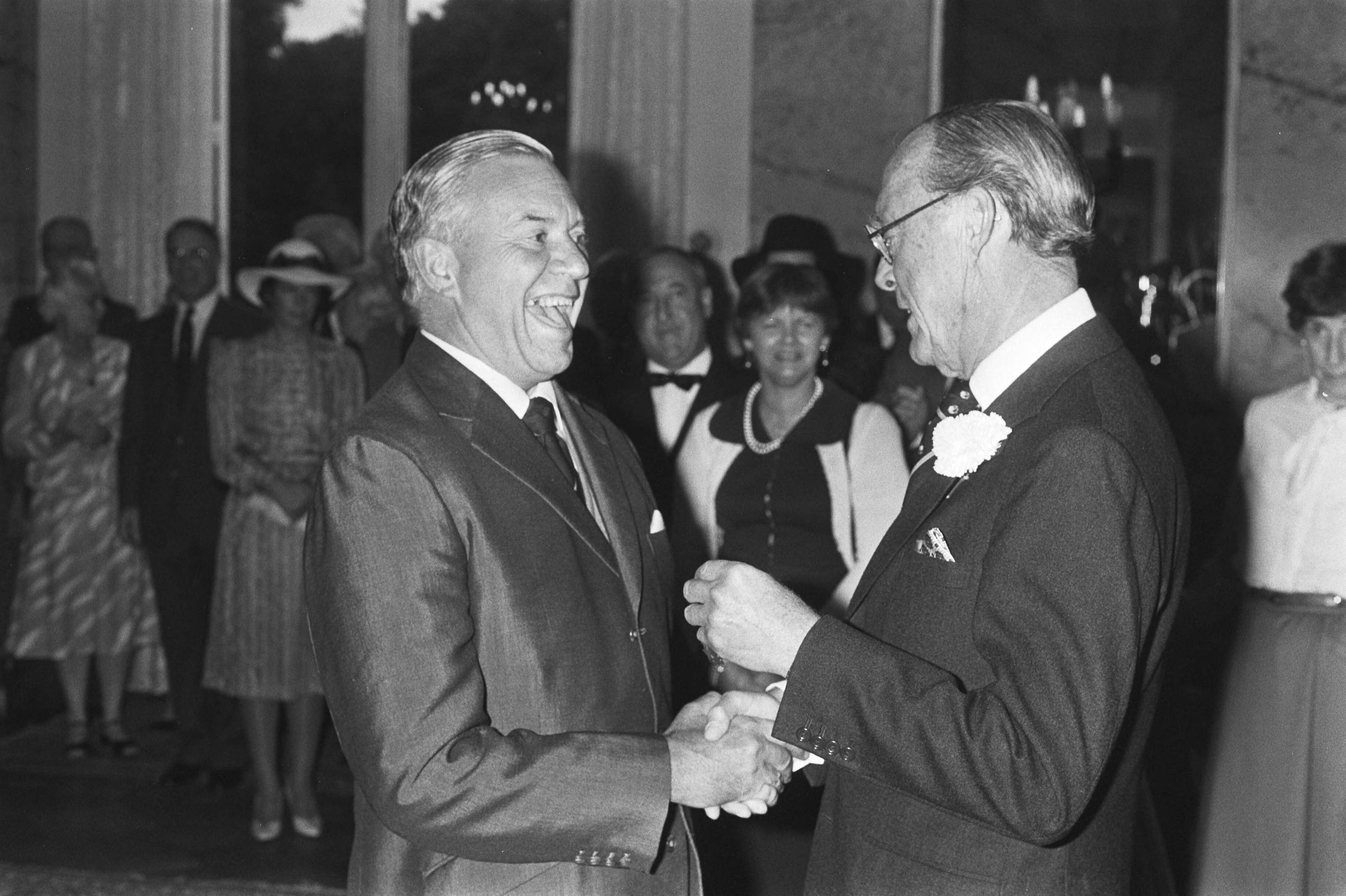 Prins Bernhard heeft op Paleis Soestdijk een aantal Gouden Arken uitgereikt aan mensen die zich verdienstelijk hebben gemaakt op het gebied van flora en fauna — Prins Bernhard met een onderscheiding voor de Zuid-Afrikaan Ian Player (links) — Foto: Croes, Rob C. / Anefo. Licentie: Set B: Rechtenvrij / Publiek Domein. Bron: Nationaal Archief. http://hdl.handle.net/10648/ad057598-d0b4-102d-bcf8-003048976d84