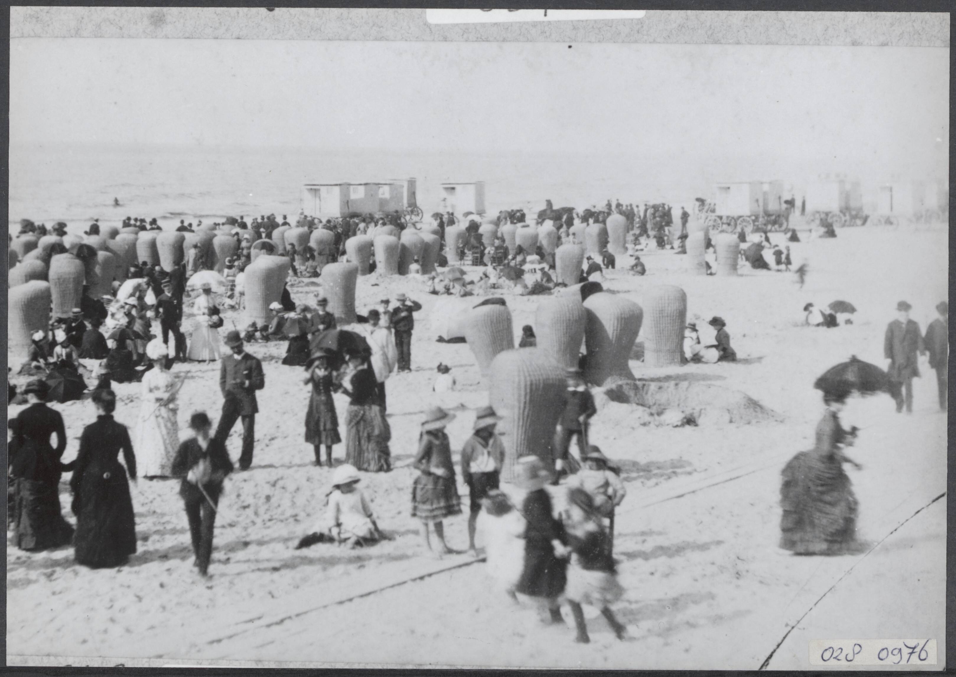 Fotocollectie Elsevier Binnenland — Scheveningen. Strand — Foto: Onbekend / Publiek Domein of Rechtenvrij. Licentie: Set B: Rechtenvrij / Publiek Domein. Bron: Nationaal Archief. http://hdl.handle.net/10648/addf6884-d0b4-102d-bcf8-003048976d84