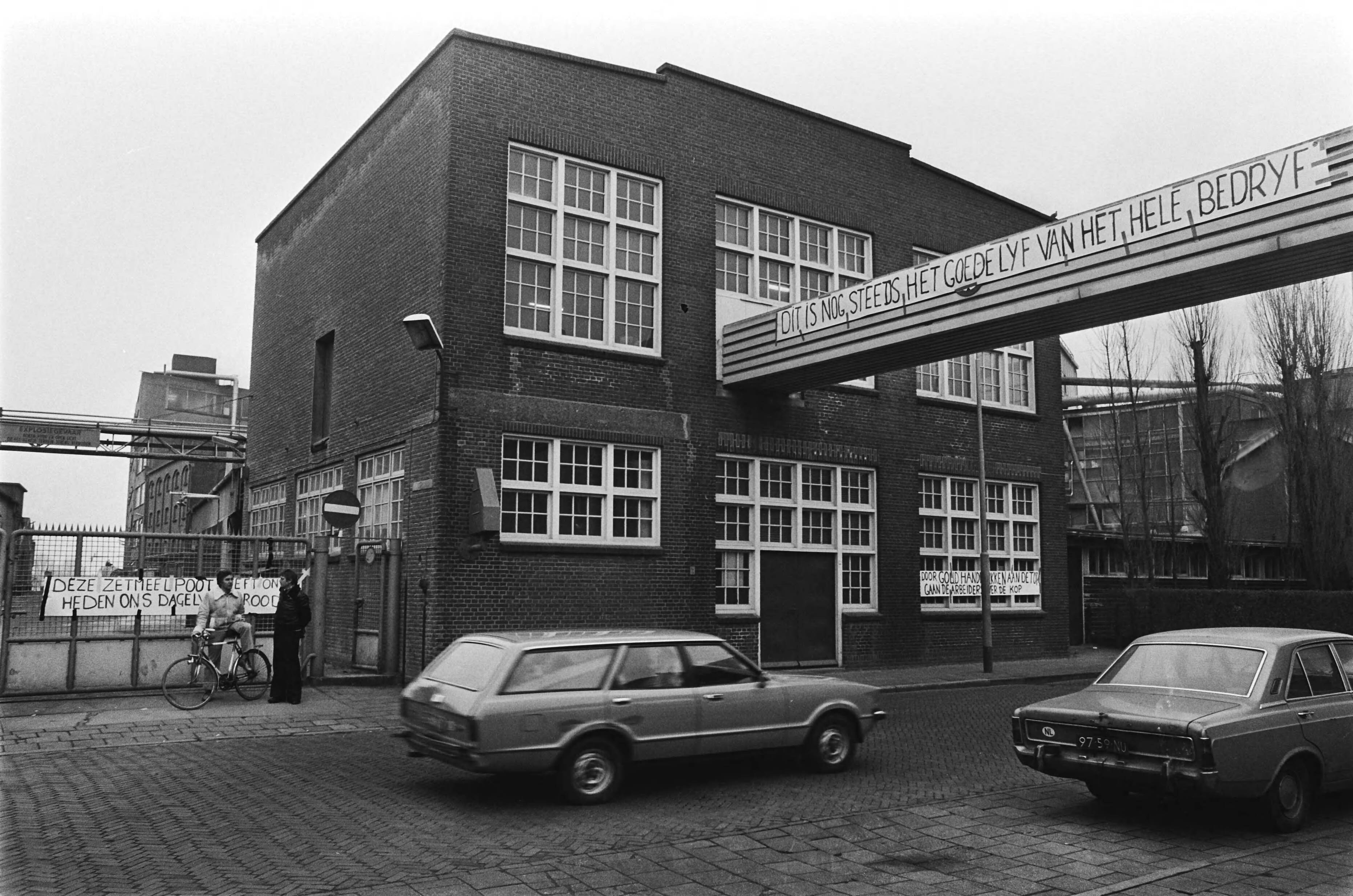 Fotocollectie Anefo — Bedrijf KSH in Koog aan de Zaan door werknemers bezet; bezette KSH-vestiging met spandoeken — Foto: Croes, Rob C. / Anefo. Licentie: Set B: Rechtenvrij / Publiek Domein. Bron: Nationaal Archief. http://hdl.handle.net/10648/acadab6a-d0b4-102d-bcf8-003048976d84