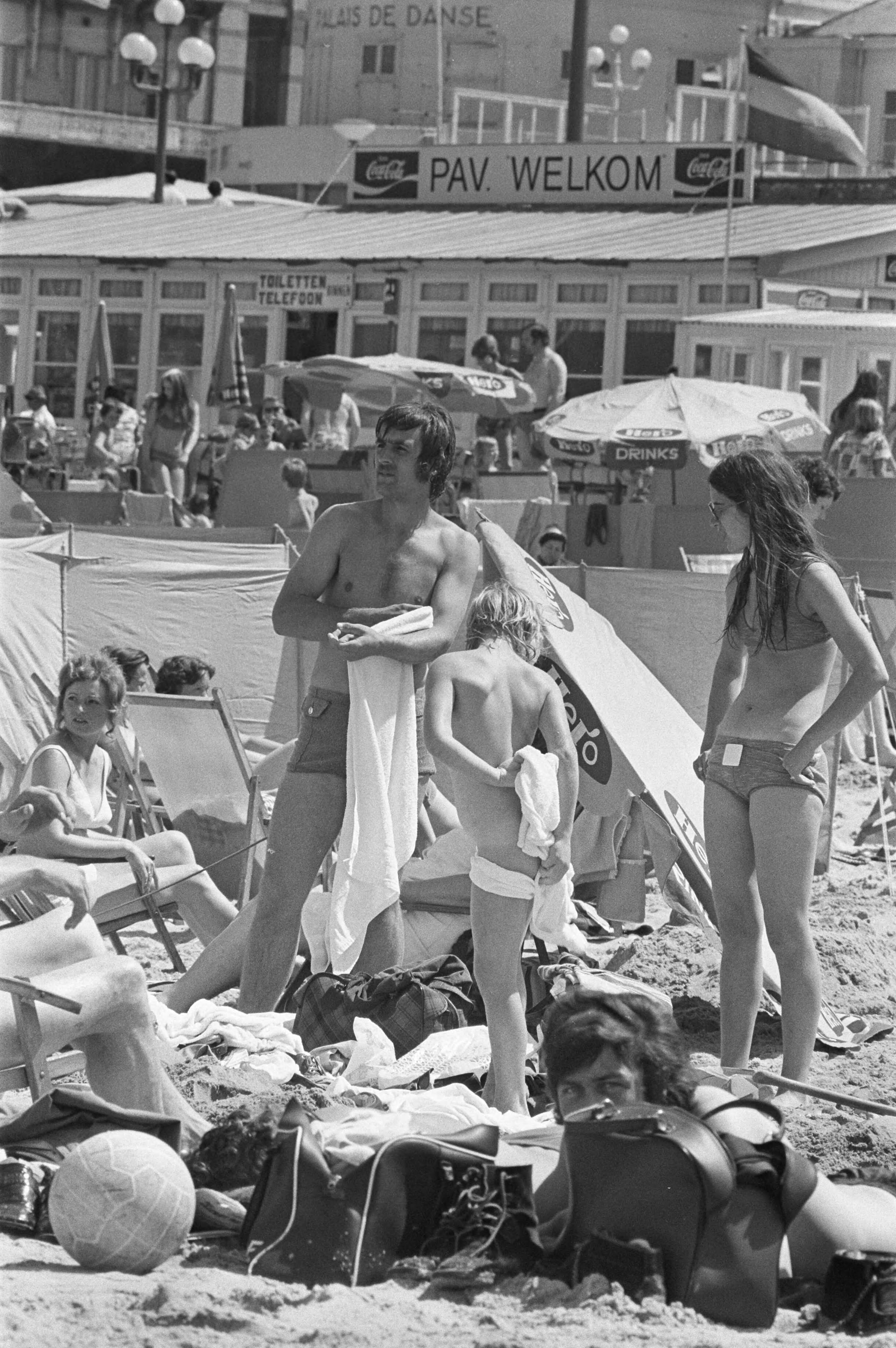 Fotocollectie Anefo — Strandleven Scheveningen — Foto: Mieremet, Rob / Anefo. Licentie: Set B: Rechtenvrij / Publiek Domein. Bron: Nationaal Archief. http://hdl.handle.net/10648/abef4652-d0b4-102d-bcf8-003048976d84
