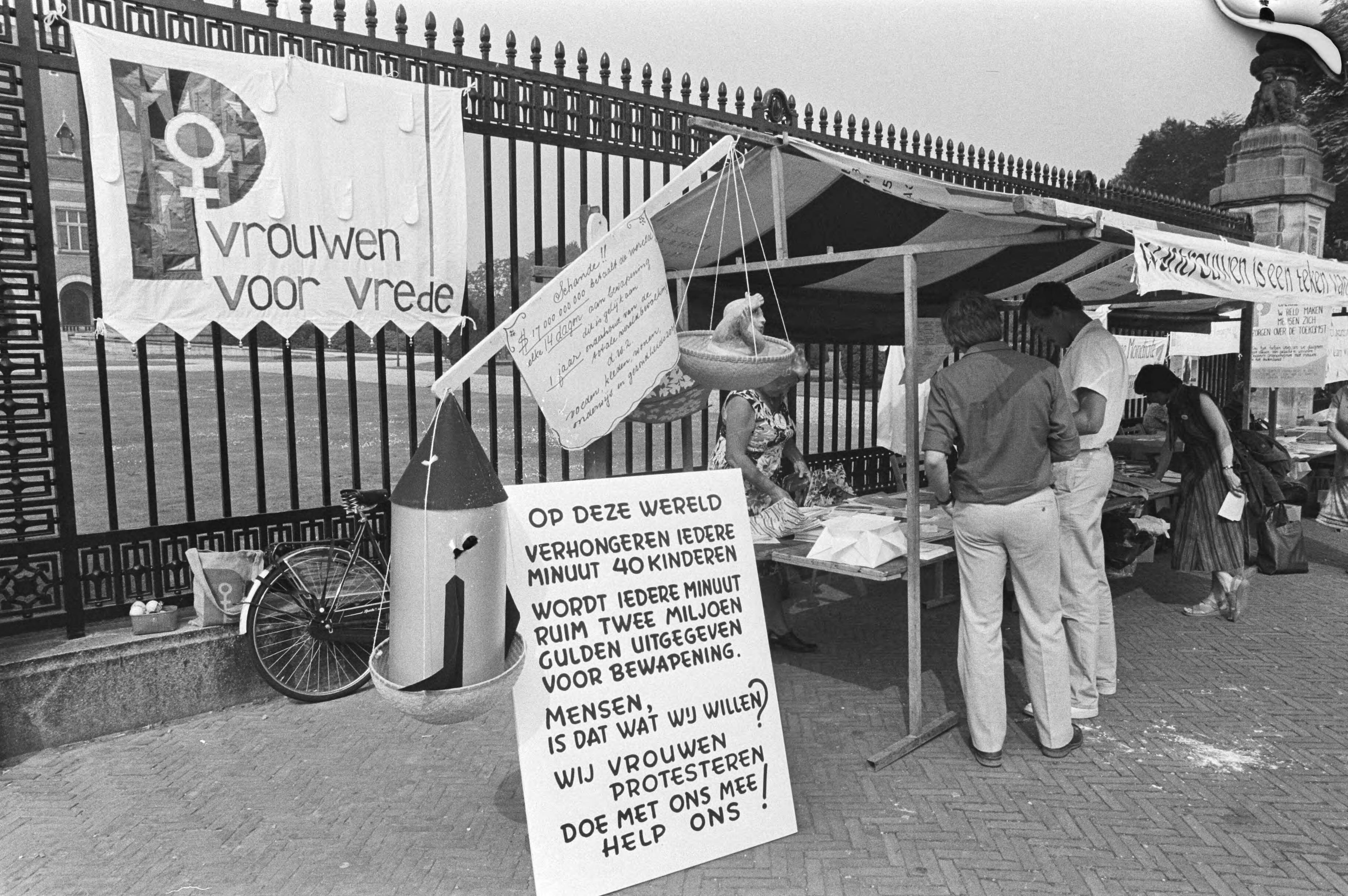 Fotocollectie Anefo — "Vrouwen voor Vrede" herdenken Hiroshima voor Vredespaleis in Den Haag — Foto: Dijk, Hans van / Anefo. Licentie: Set B: Rechtenvrij / Publiek Domein. Bron: Nationaal Archief. http://hdl.handle.net/10648/ad010abc-d0b4-102d-bcf8-003048976d84