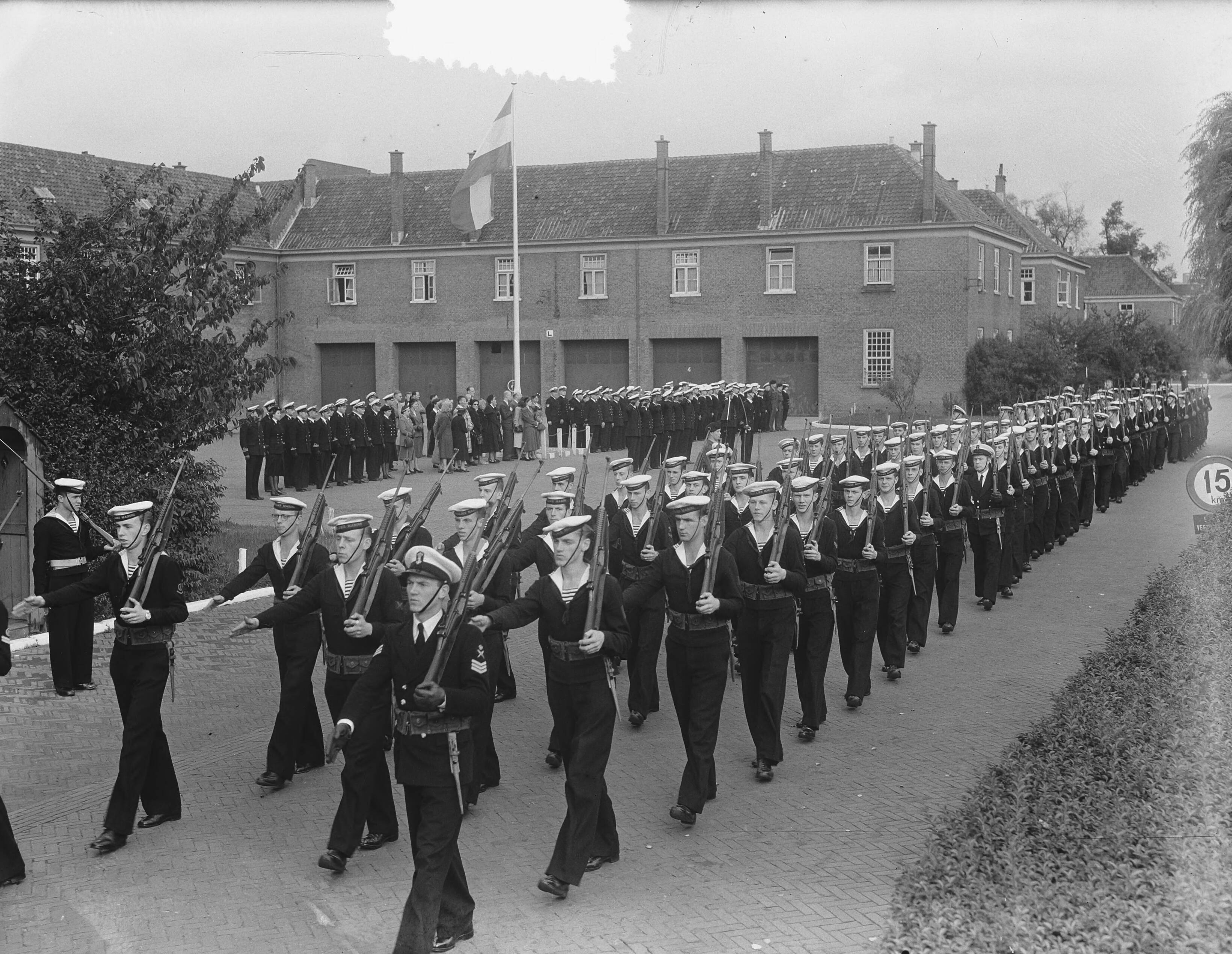 Beëdiging marine-officieren in Den Haag — Foto: Vogel, Carel L. de / Anefo. — Licentie: Set B: Rechtenvrij / Publiek Domein. Bron: Nationaal Archief. http://hdl.handle.net/10648/a8efedee-d0b4-102d-bcf8-003048976d84