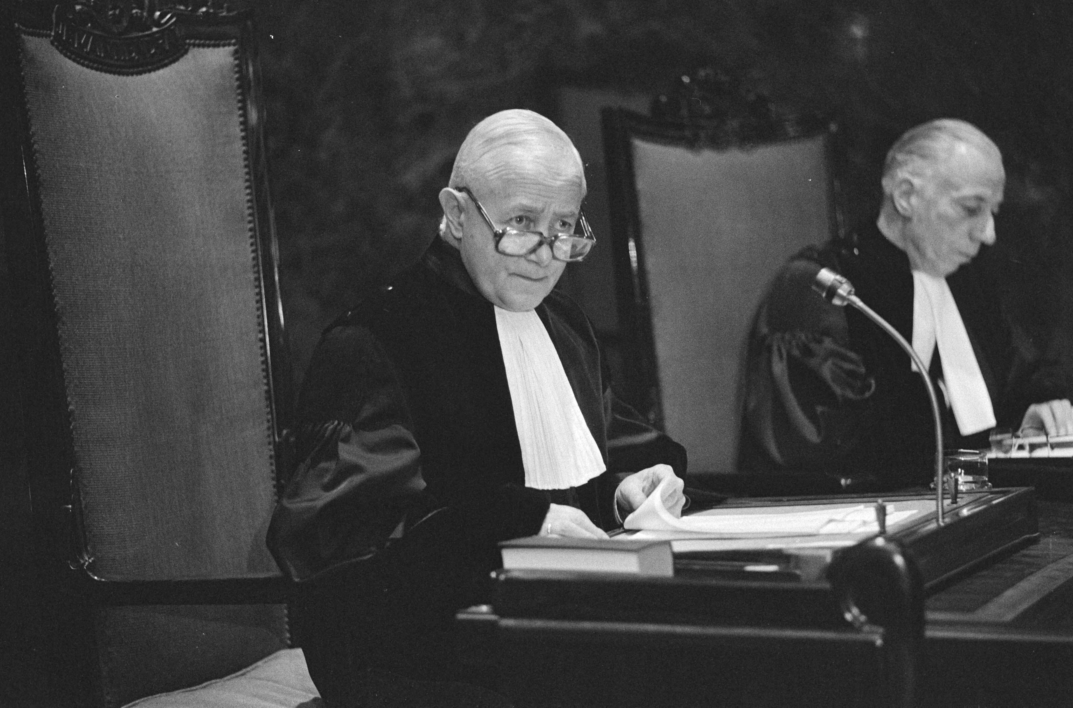 Fotocollectie Anefo — Voor Hoge Raad in Den Haag advocaat-generaal mr. J. Remmelink visie op zaak Menten, Menten is na vonnis Rotterdamse rechtbank in cassatie — Foto: Antonisse, Marcel / Anefo. Licentie: Set B: Rechtenvrij / Publiek Domein. Bron: Nationaal Archief. http://hdl.handle.net/10648/aceea0ca-d0b4-102d-bcf8-003048976d84