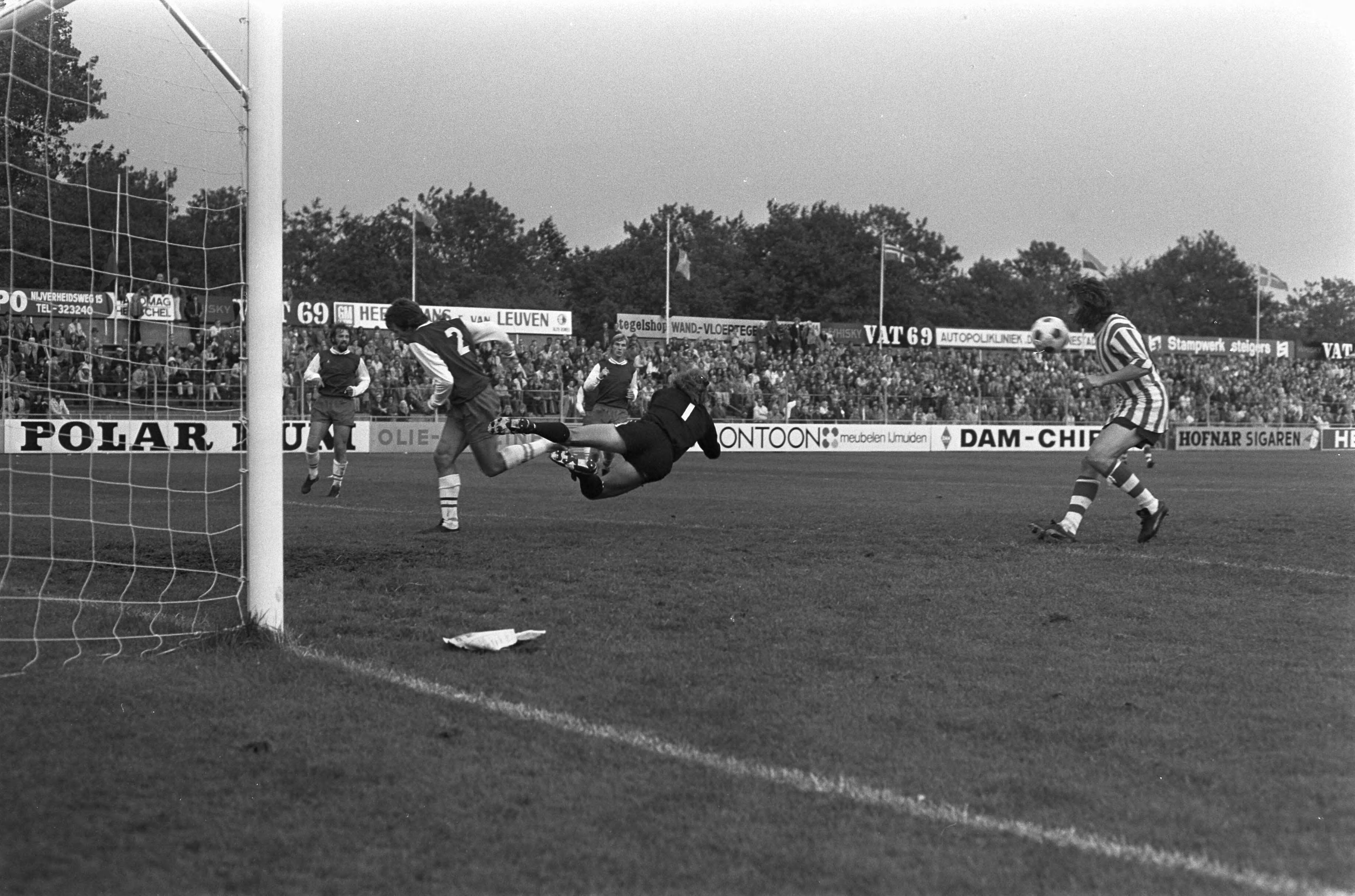 Fotocollectie Anefo — Haarlem tegen Sparta 0-4, Heijerman (rechts) scoort 0-4 — Foto: Peters, Hans / Anefo. Licentie: Set B: Rechtenvrij / Publiek Domein. Bron: Nationaal Archief. http://hdl.handle.net/10648/abf6247c-d0b4-102d-bcf8-003048976d84