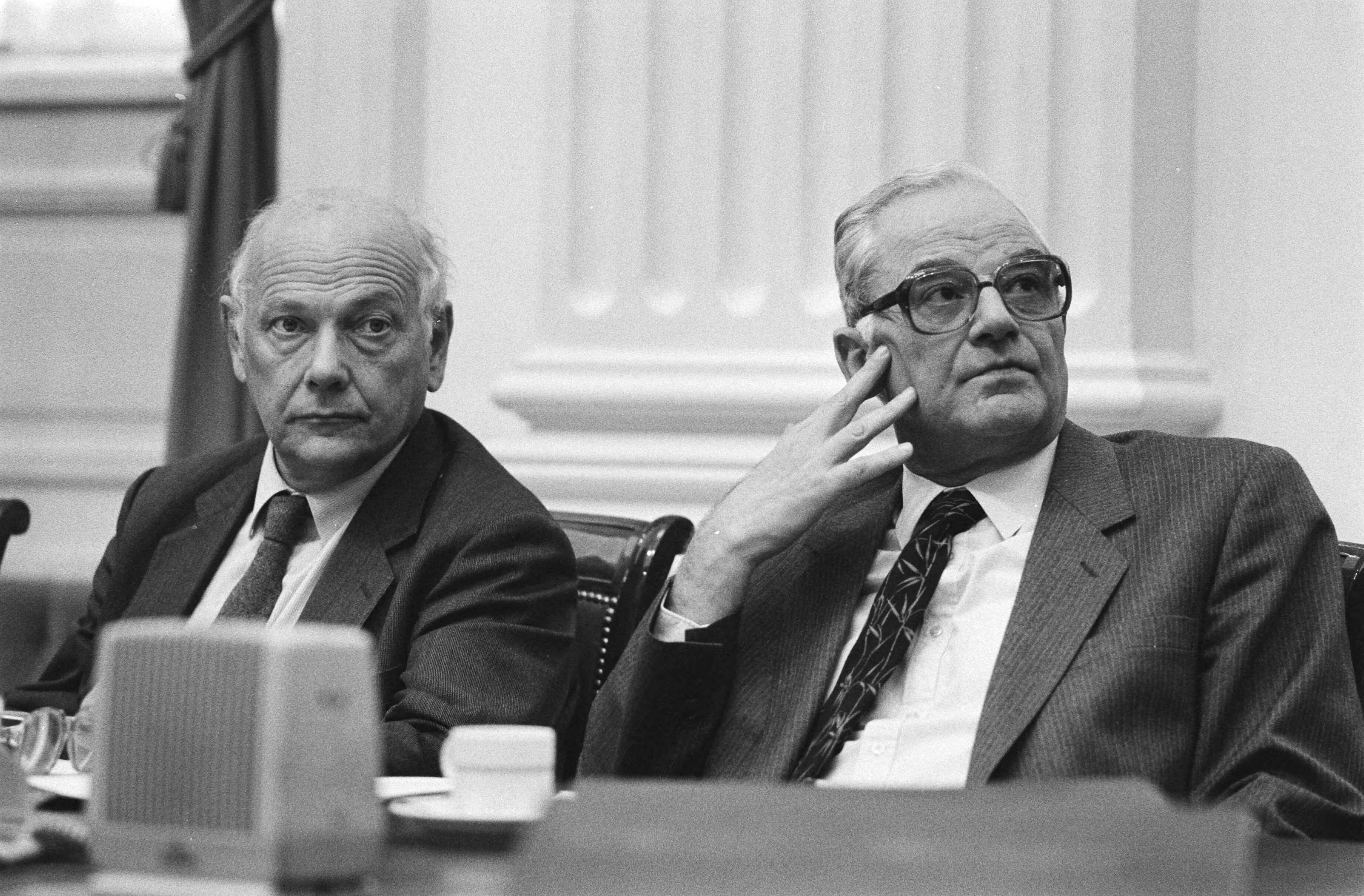 Fotocollectie Anefo — Tweede Kamer . Debat voorjaarsnota. Minister Den Uyl (l.) en Van de Stee tijdens debat — Foto: Antonisse, Marcel / Anefo. Licentie: Set B: Rechtenvrij / Publiek Domein. Bron: Nationaal Archief. http://hdl.handle.net/10648/ad1612cc-d0b4-102d-bcf8-003048976d84