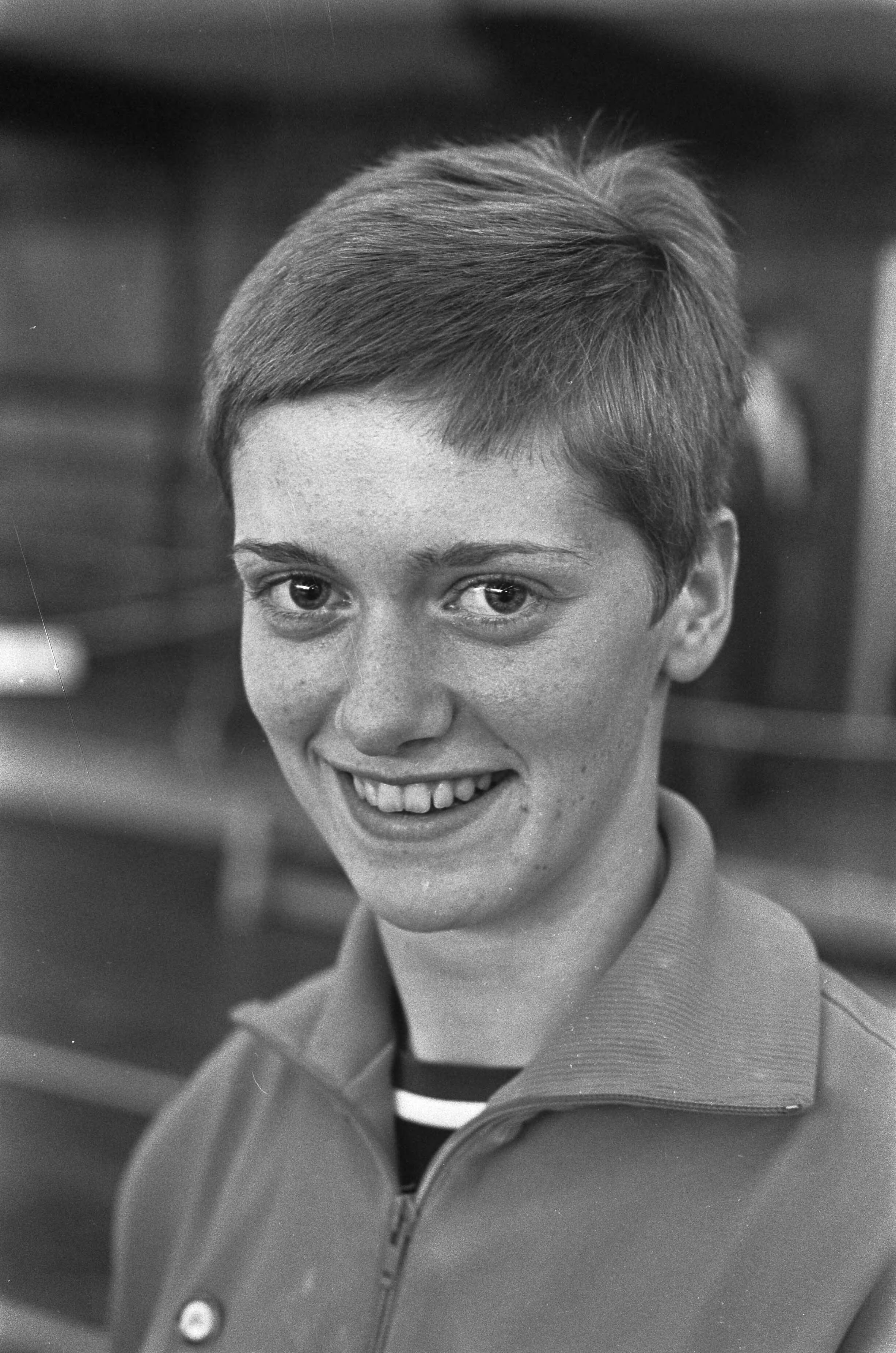 Fotocollectie Anefo — Turnen Nederland tegen Roemenie Dames Den Haag — Foto: Kroon, Ron / Anefo. Licentie: Set B: Rechtenvrij / Publiek Domein. Bron: Nationaal Archief. http://hdl.handle.net/10648/ab46499e-d0b4-102d-bcf8-003048976d84