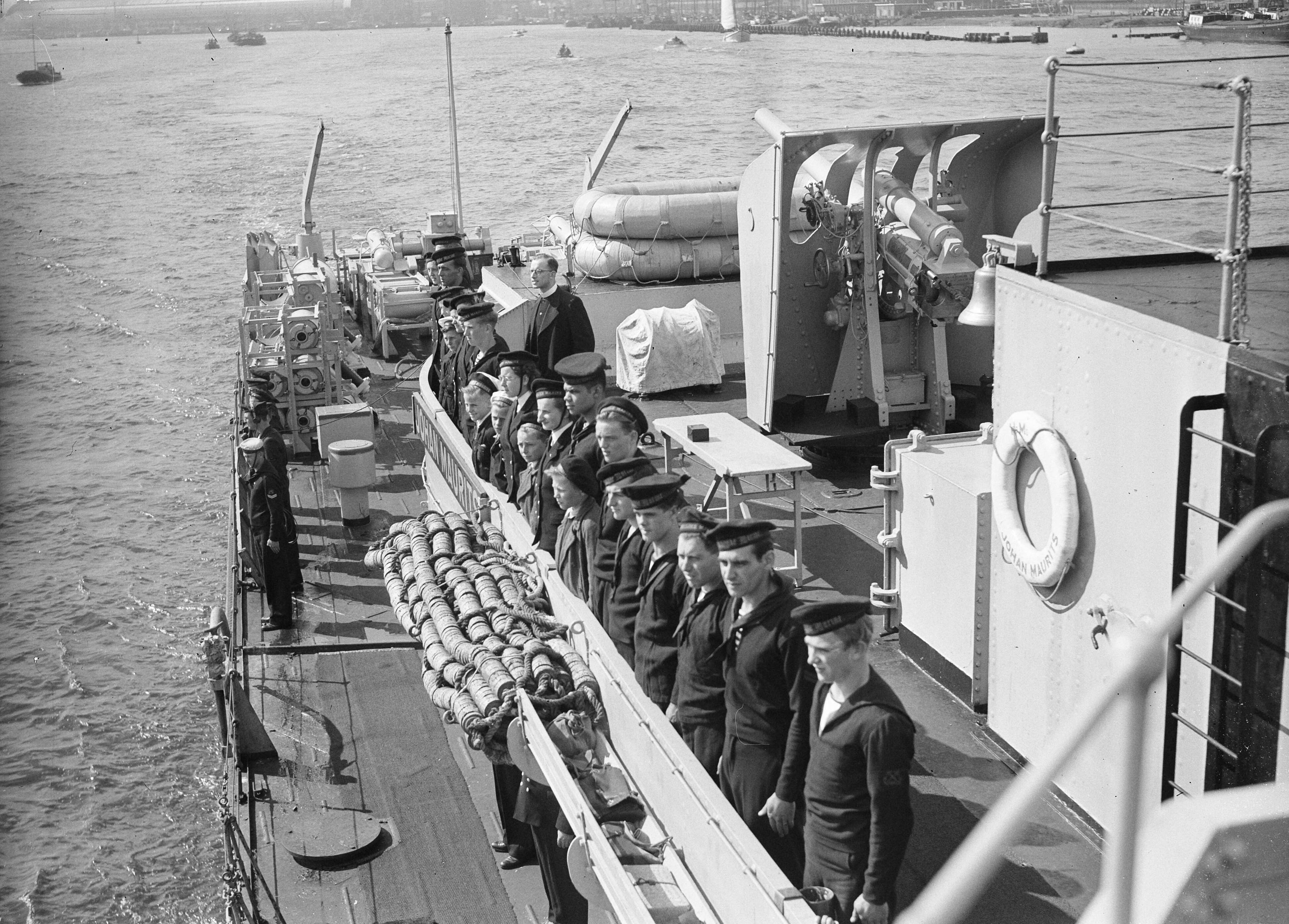 Hr. Ms. "Johan Maurits van Nassau" van Amsterdam naar Den Helder — Het Nederlandse fregat Hr. Ms. 'Johan Maurits van Nassau' van Amsterdam naar Den Helder. — Foto: Sagers, Harry / Anefo. Licentie: Set B: Rechtenvrij / Publiek Domein. Bron: Nationaal Archief. http://hdl.handle.net/10648/a8a96bee-d0b4-102d-bcf8-003048976d84