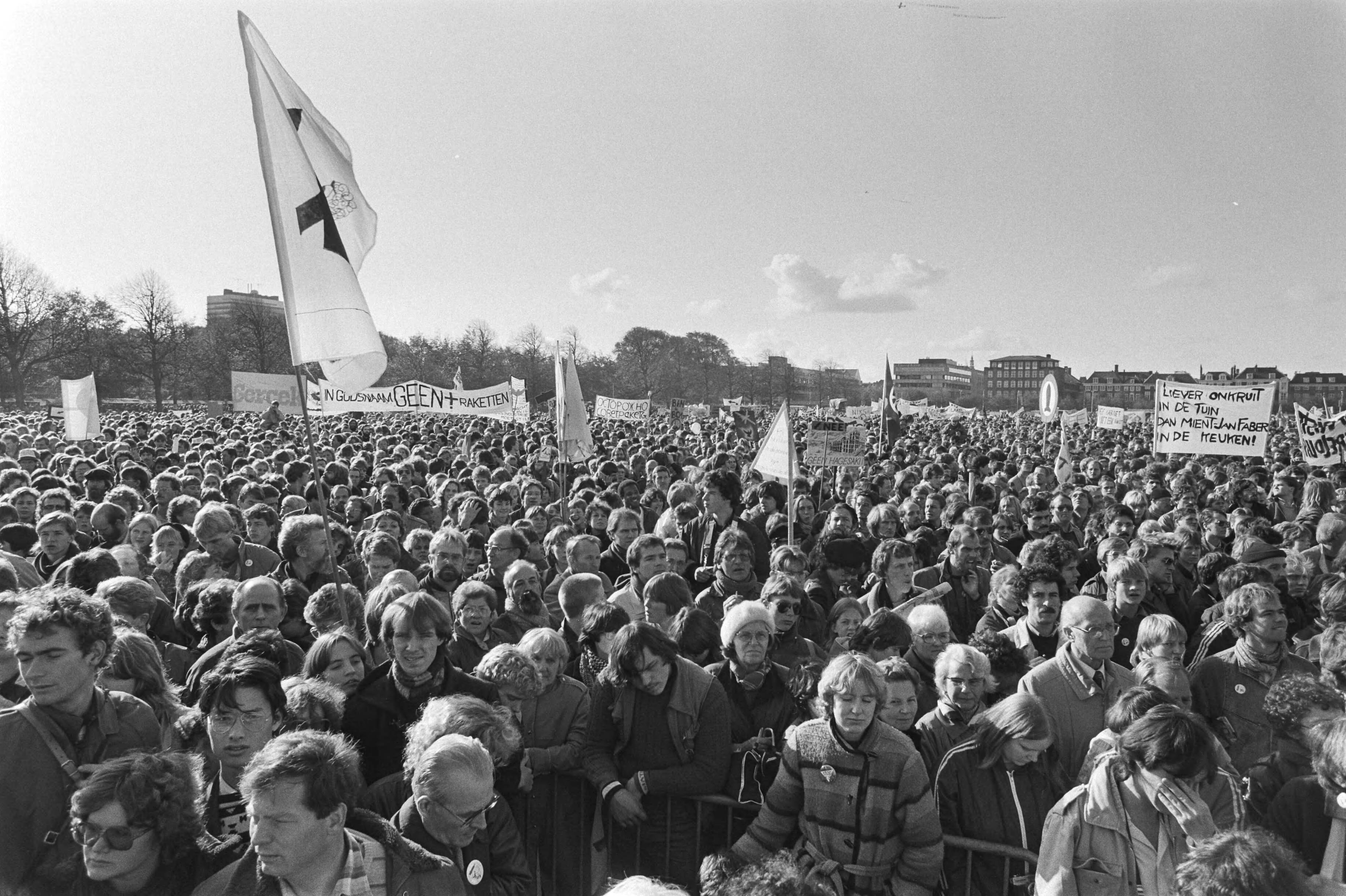 Vredesdemonstratie Den Haag , 550.000 mensen demonstreren o.m. tegen plaatsing kruisrakette — Demonstranten op het Malieveld — Foto: Bogaerts, Rob / Anefo. Licentie: Set B: Rechtenvrij / Publiek Domein. Bron: Nationaal Archief. http://hdl.handle.net/10648/ad2fee72-d0b4-102d-bcf8-003048976d84