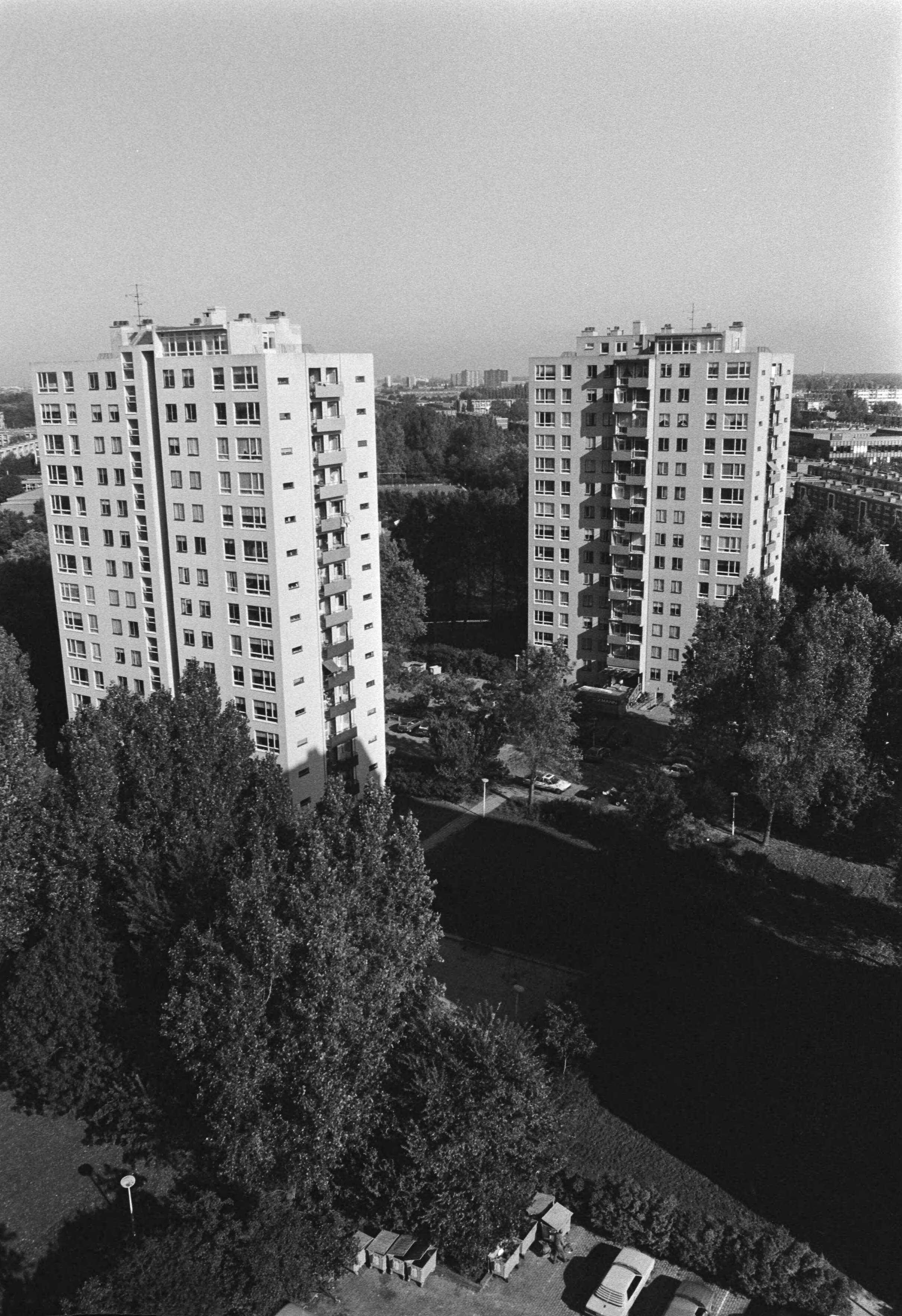 Fotocollectie Anefo — Flats in slechte toestand in Den Haag ; de flats in Den Haag — Foto: Croes, Rob C. / Anefo. Licentie: Set B: Rechtenvrij / Publiek Domein. Bron: Nationaal Archief. http://hdl.handle.net/10648/ad3e64a2-d0b4-102d-bcf8-003048976d84