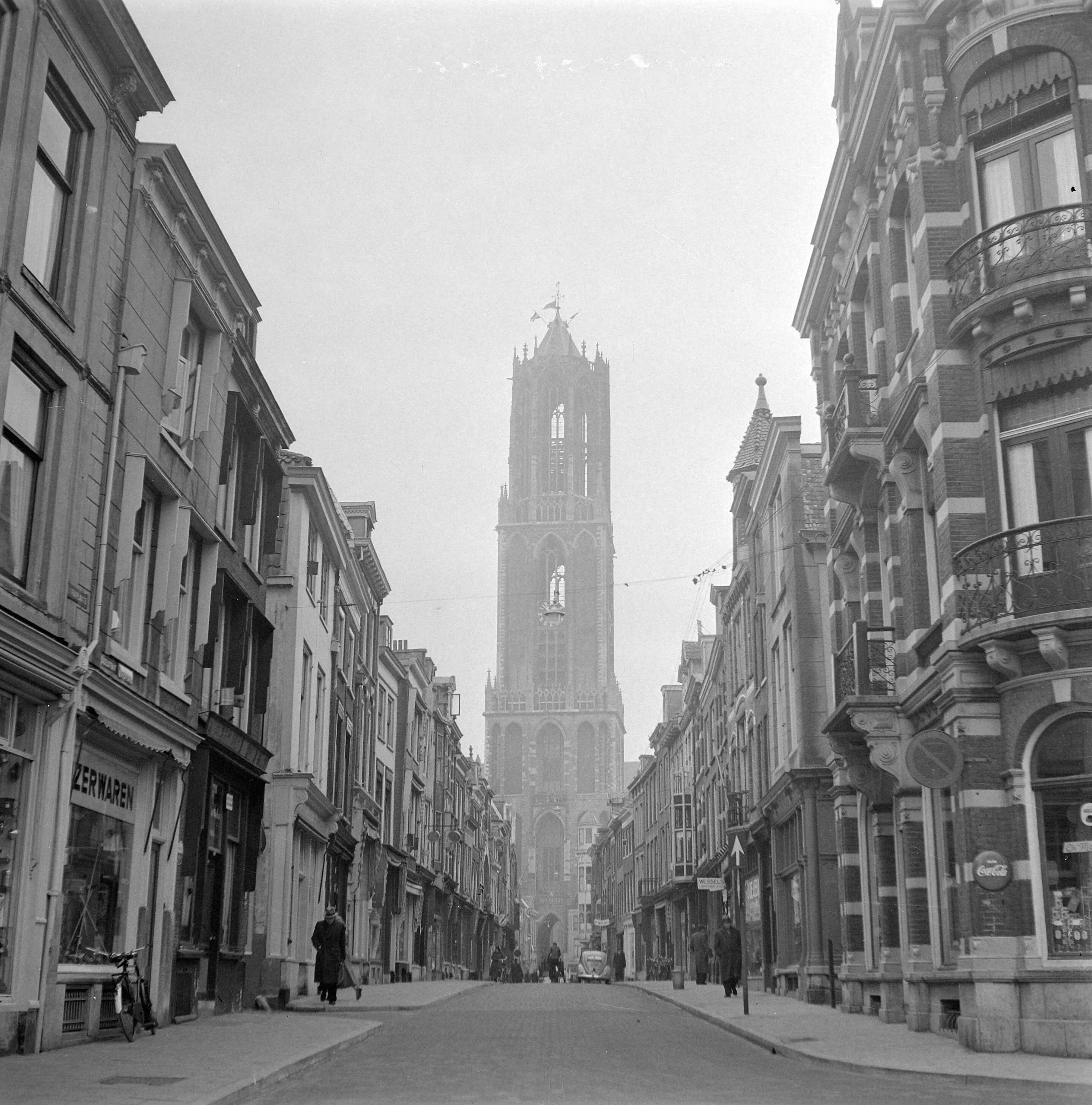 Stadsgezichten Utrecht — Stadsgezichten Utrecht. Zadelstraat met uitzicht op de Domtoren — Foto: Noske, J.D. / Anefo. Licentie: Set B: Rechtenvrij / Publiek Domein. Bron: Nationaal Archief. http://hdl.handle.net/10648/a91b745a-d0b4-102d-bcf8-003048976d84